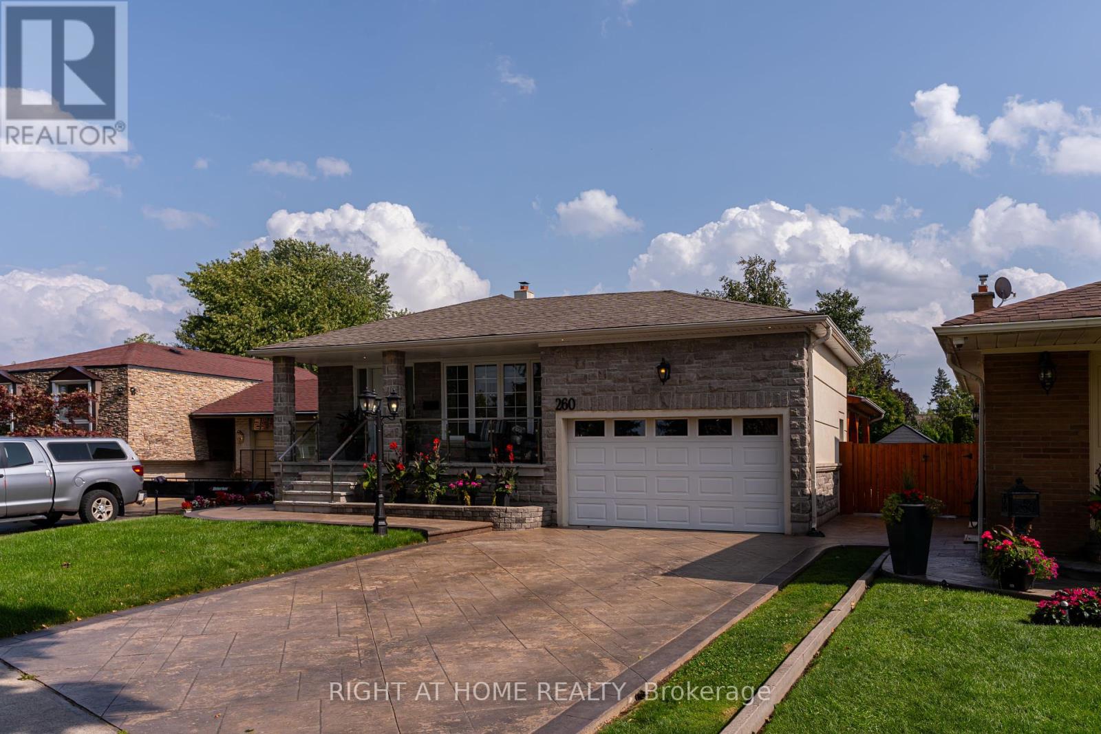 260 Louis Drive, Mississauga, Ontario  L5B 1Y9 - Photo 2 - W12390502