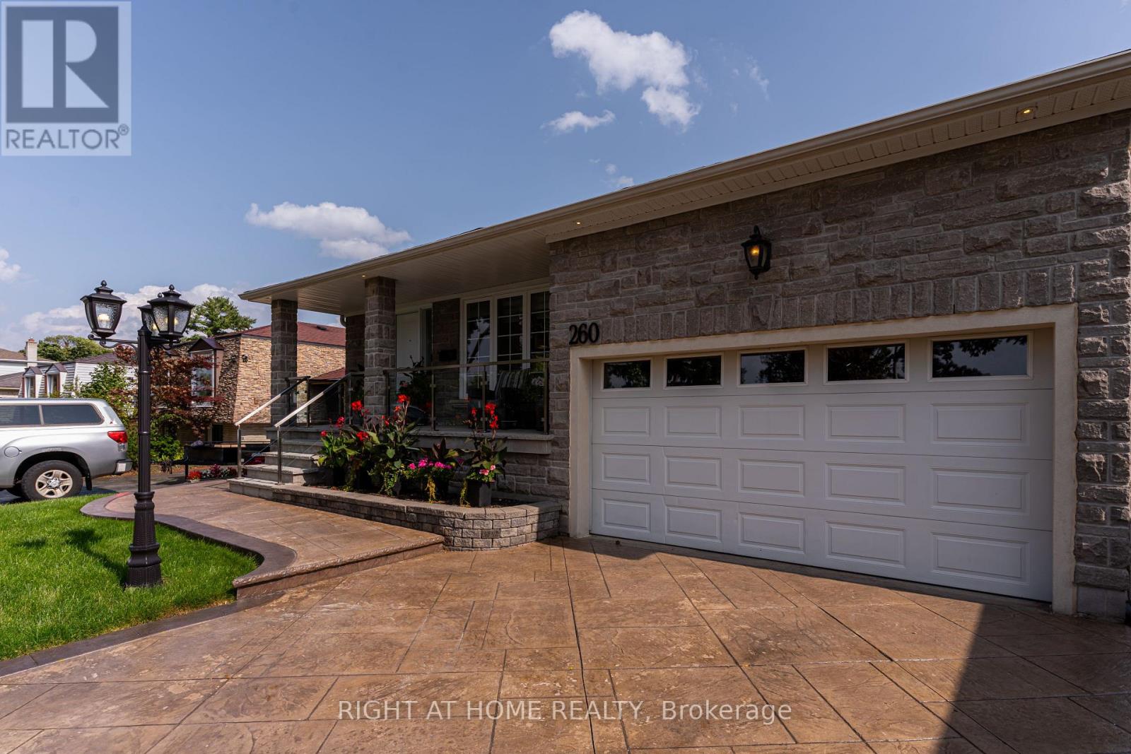 260 Louis Drive, Mississauga, Ontario  L5B 1Y9 - Photo 3 - W12390502