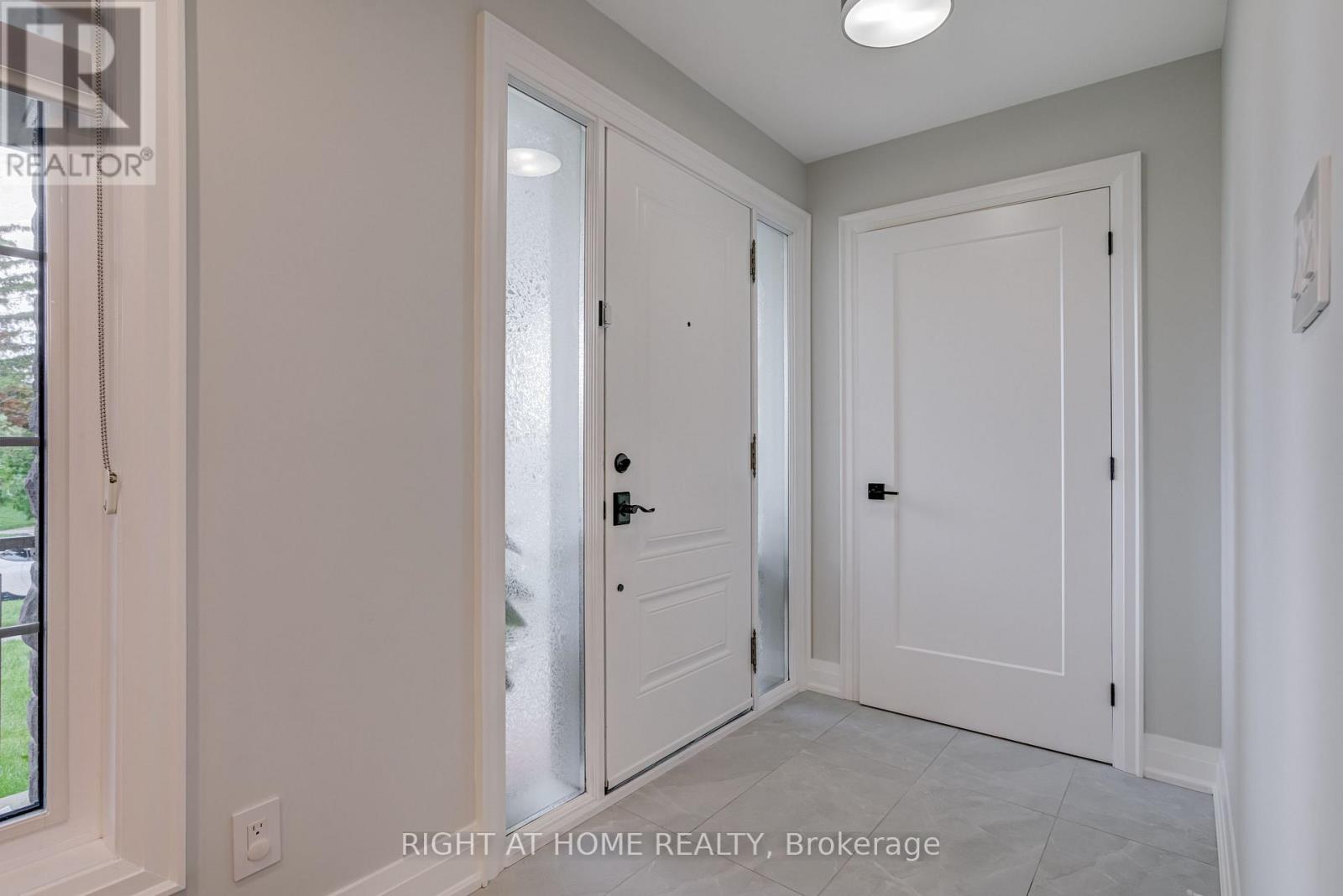 260 Louis Drive, Mississauga, Ontario  L5B 1Y9 - Photo 5 - W12390502