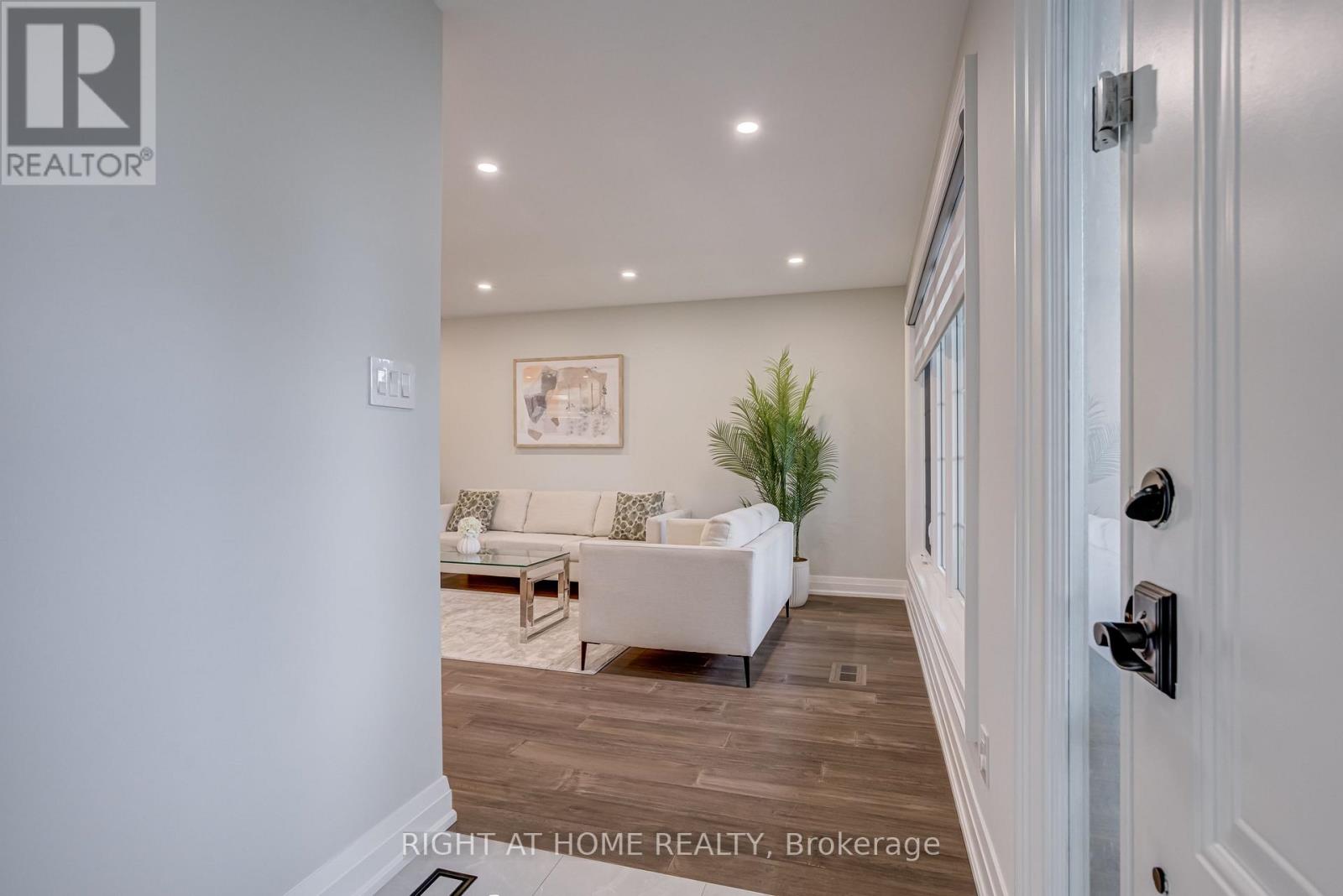 260 Louis Drive, Mississauga, Ontario  L5B 1Y9 - Photo 6 - W12390502