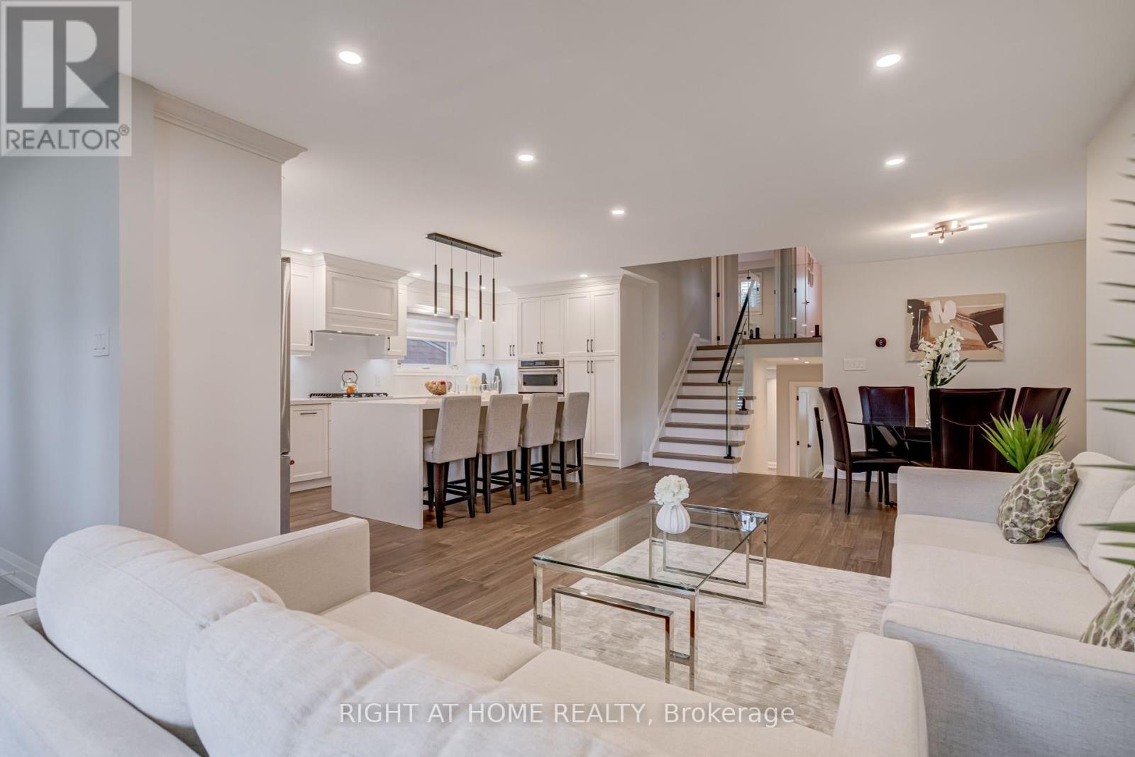 260 Louis Drive, Mississauga, Ontario  L5B 1Y9 - Photo 9 - W12390502