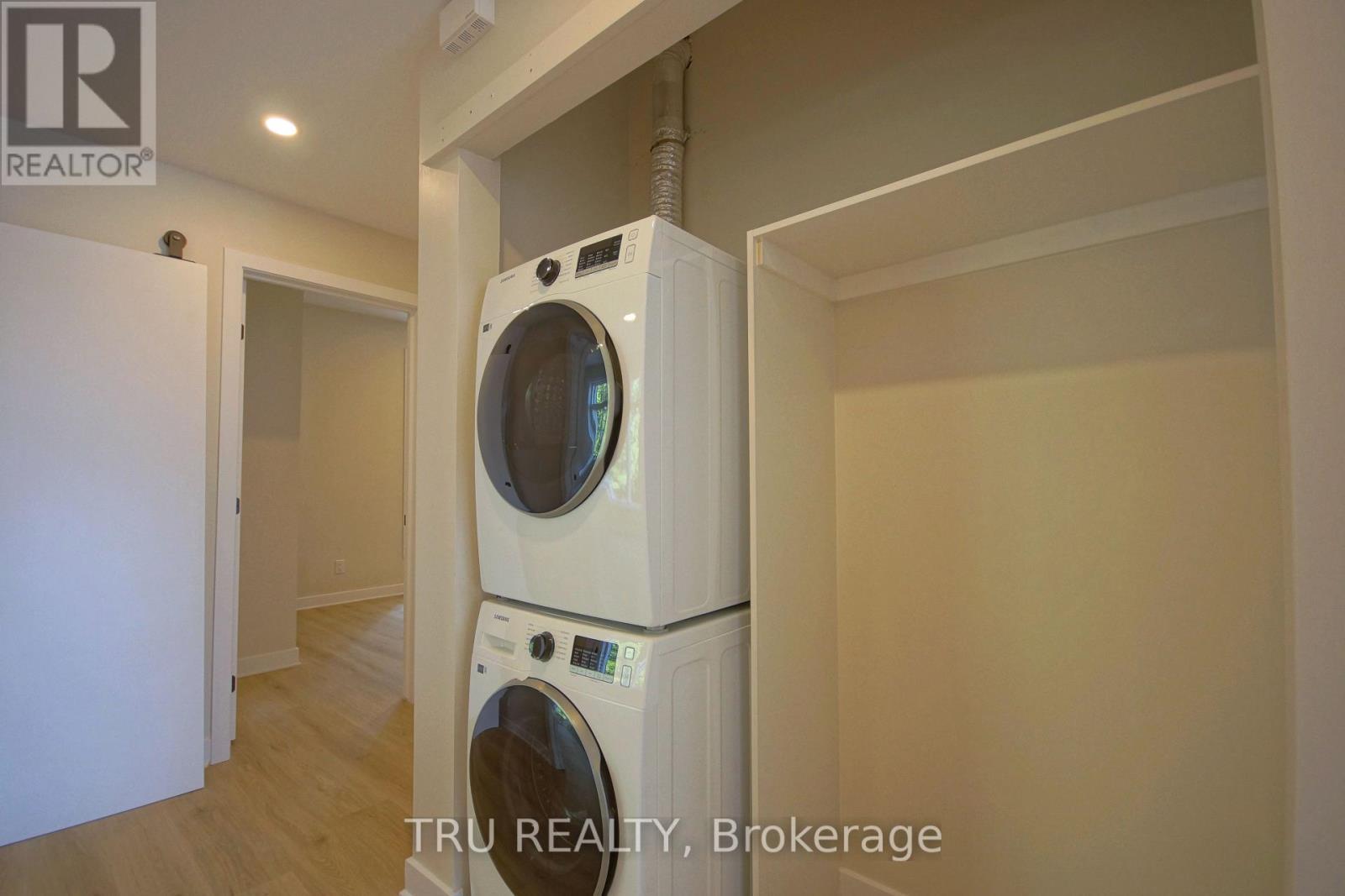 1353b Gosset Street N, Ottawa, Ontario  K1B 3P6 - Photo 11 - X12237060