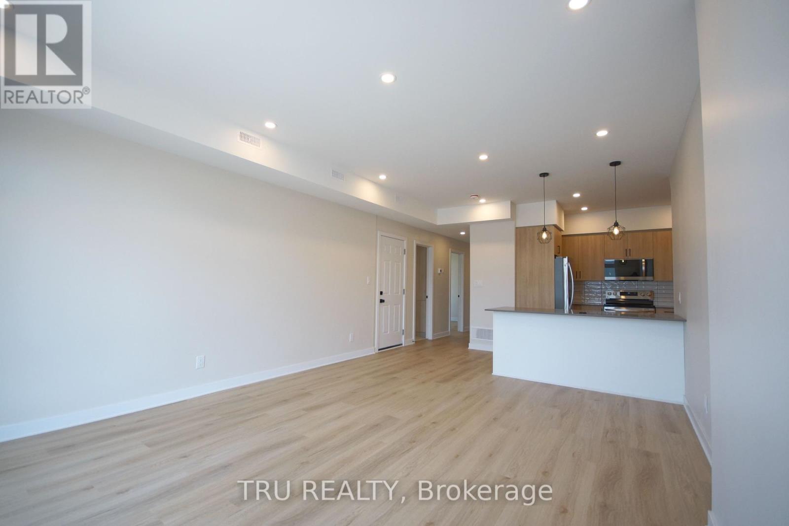 1353b Gosset Street N, Ottawa, Ontario  K1B 3P6 - Photo 7 - X12237060