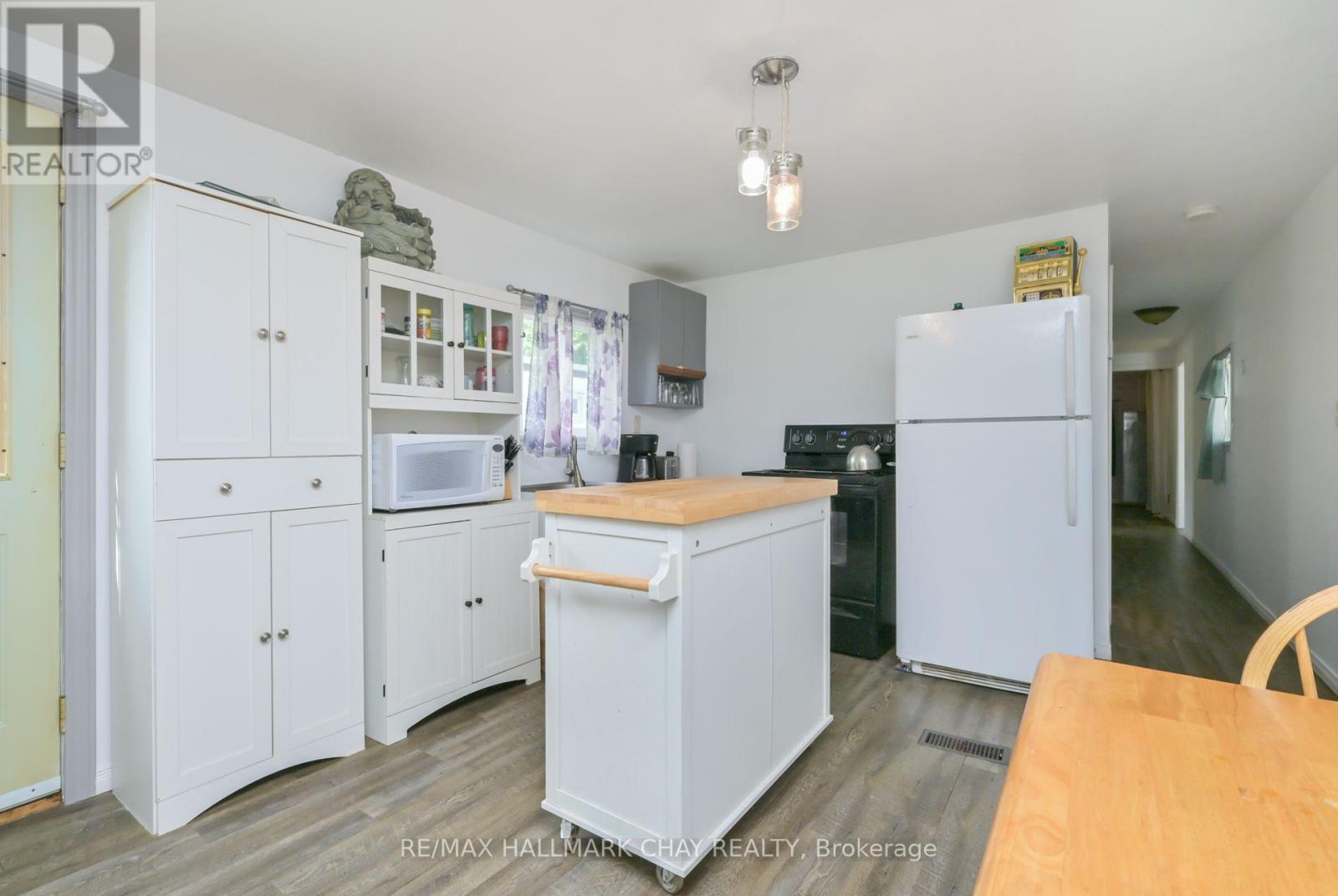 32 Shamrock Crescent, Essa, Ontario  L3W 0A5 - Photo 7 - N12390527