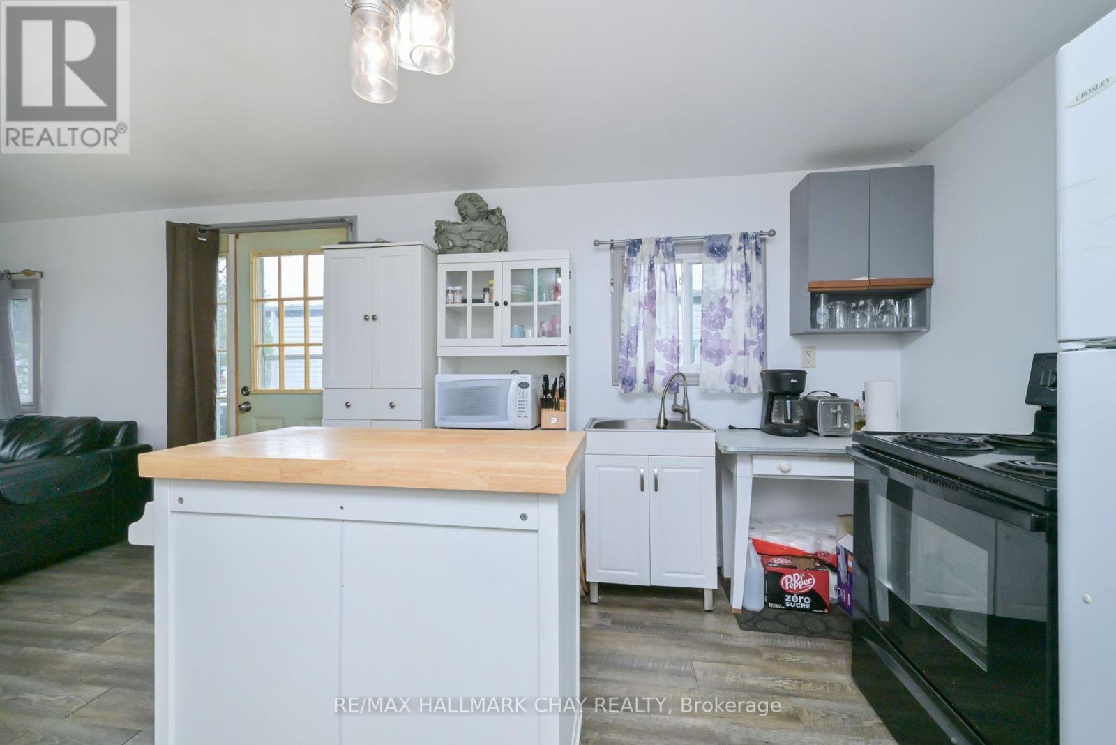 32 Shamrock Crescent, Essa, Ontario  L3W 0A5 - Photo 8 - N12390527