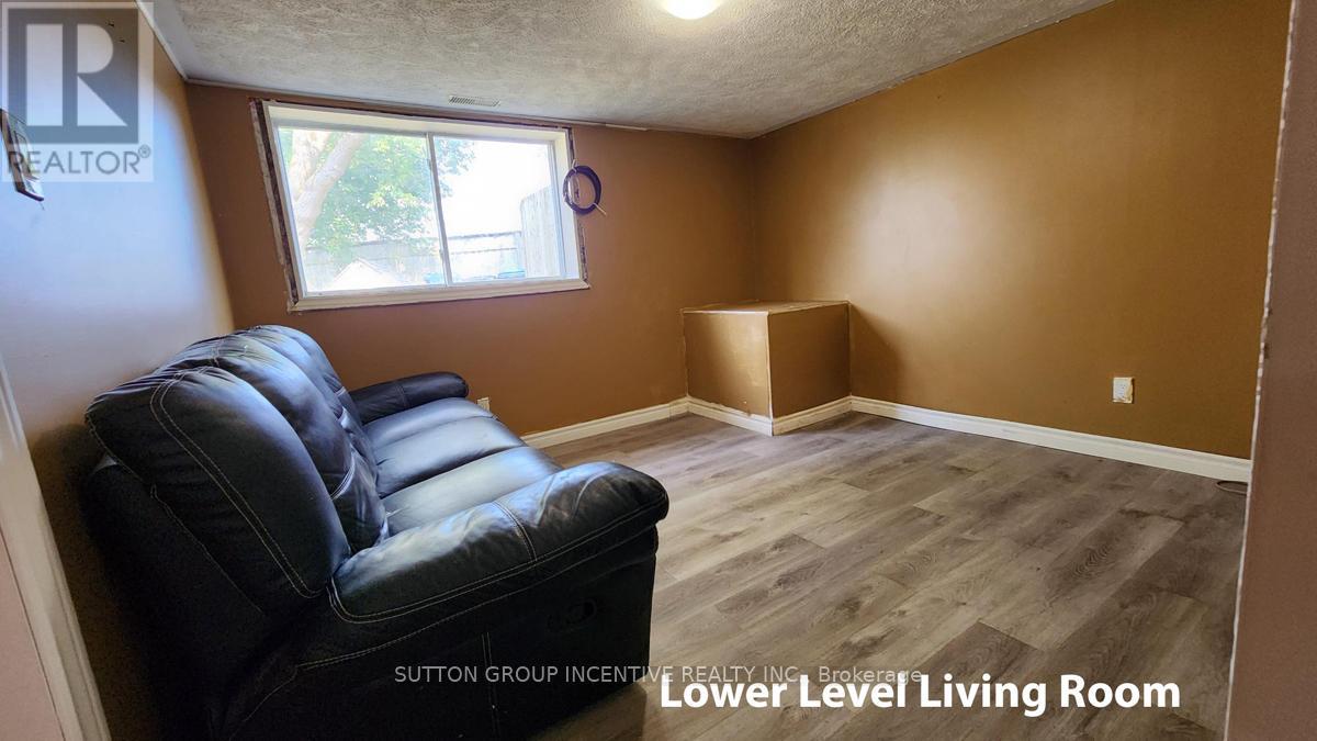 856 Ney Avenue, Tay, Ontario  L0K 1R0 - Photo 11 - S12334440