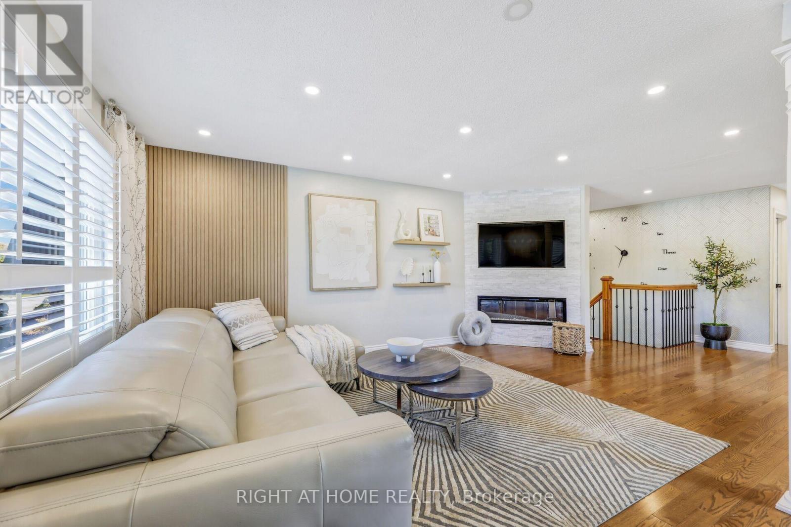 Property at 2837 KINGSBERRY CRESCENT image 3