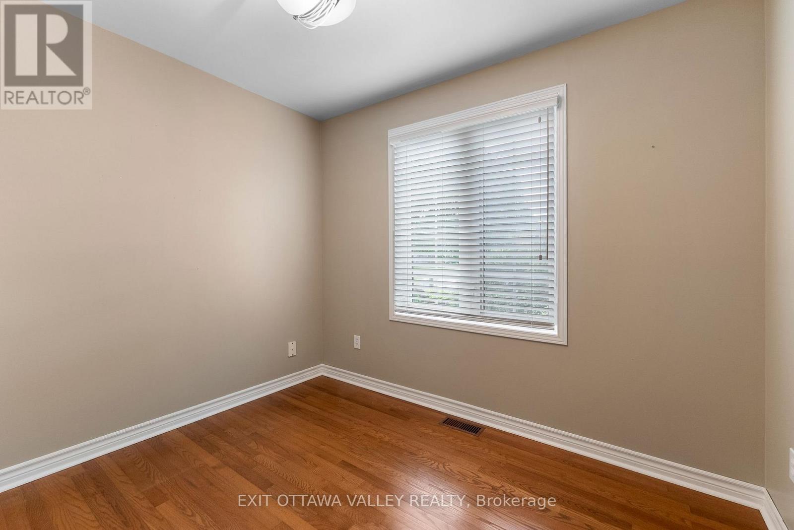 127 Owens Street, Pembroke, Ontario  K8A 8K1 - Photo 10 - X12385820