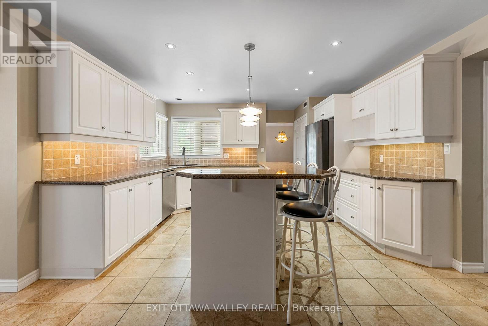 127 Owens Street, Pembroke, Ontario  K8A 8K1 - Photo 11 - X12385820