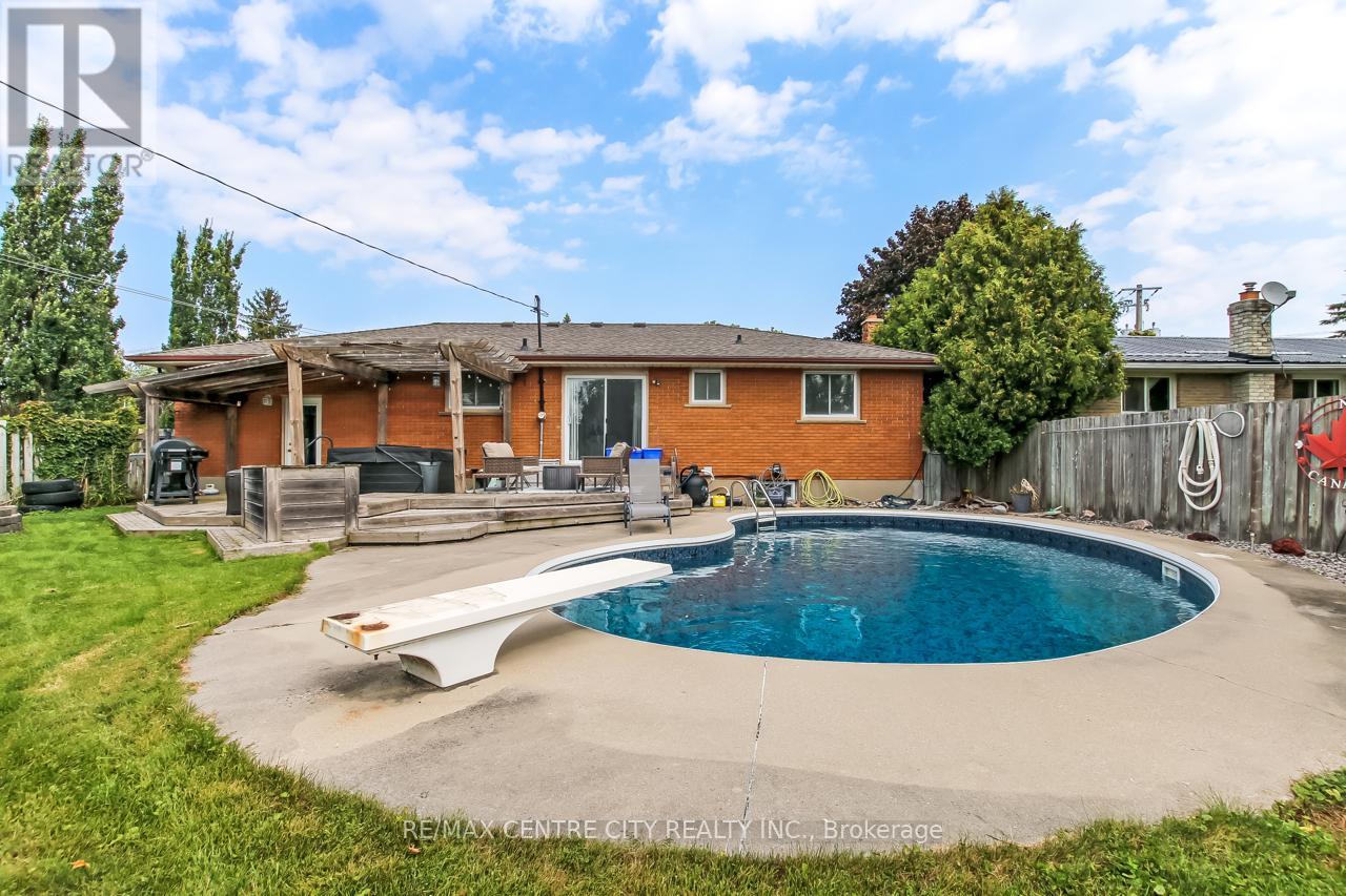 631 Elm Street, St. Thomas, Ontario  N5R 1K9 - Photo 2 - X12390759