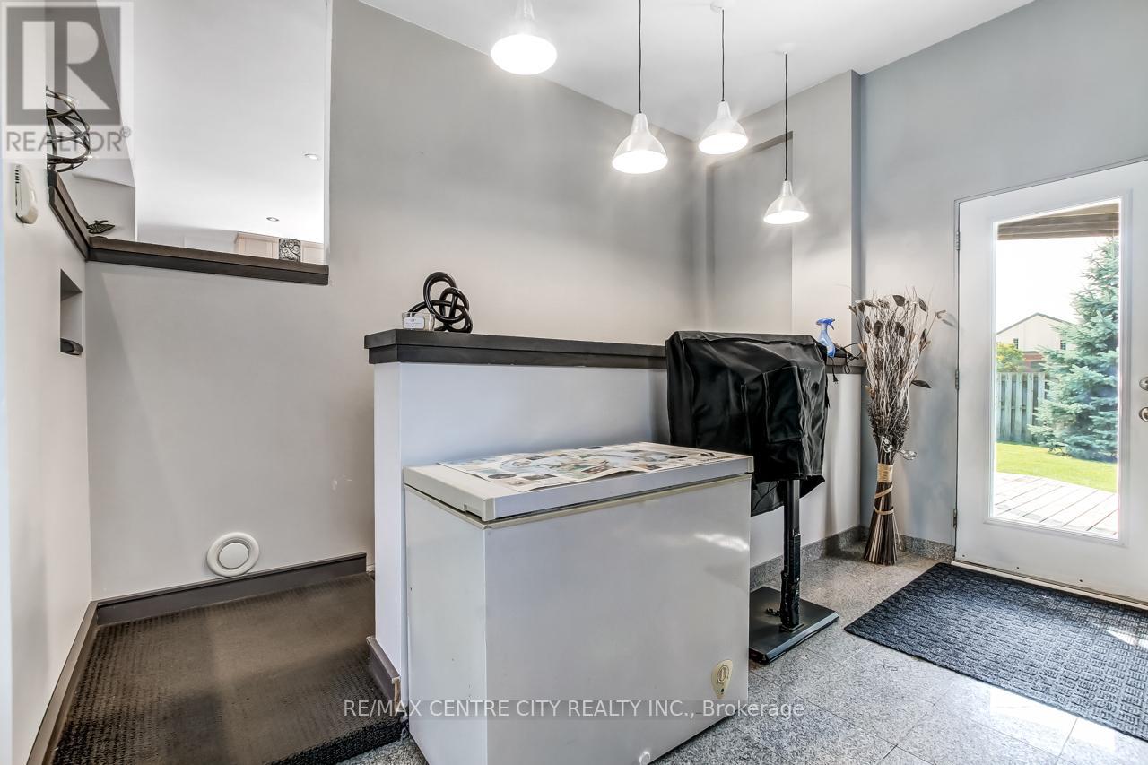 631 Elm Street, St. Thomas, Ontario  N5R 1K9 - Photo 6 - X12390759