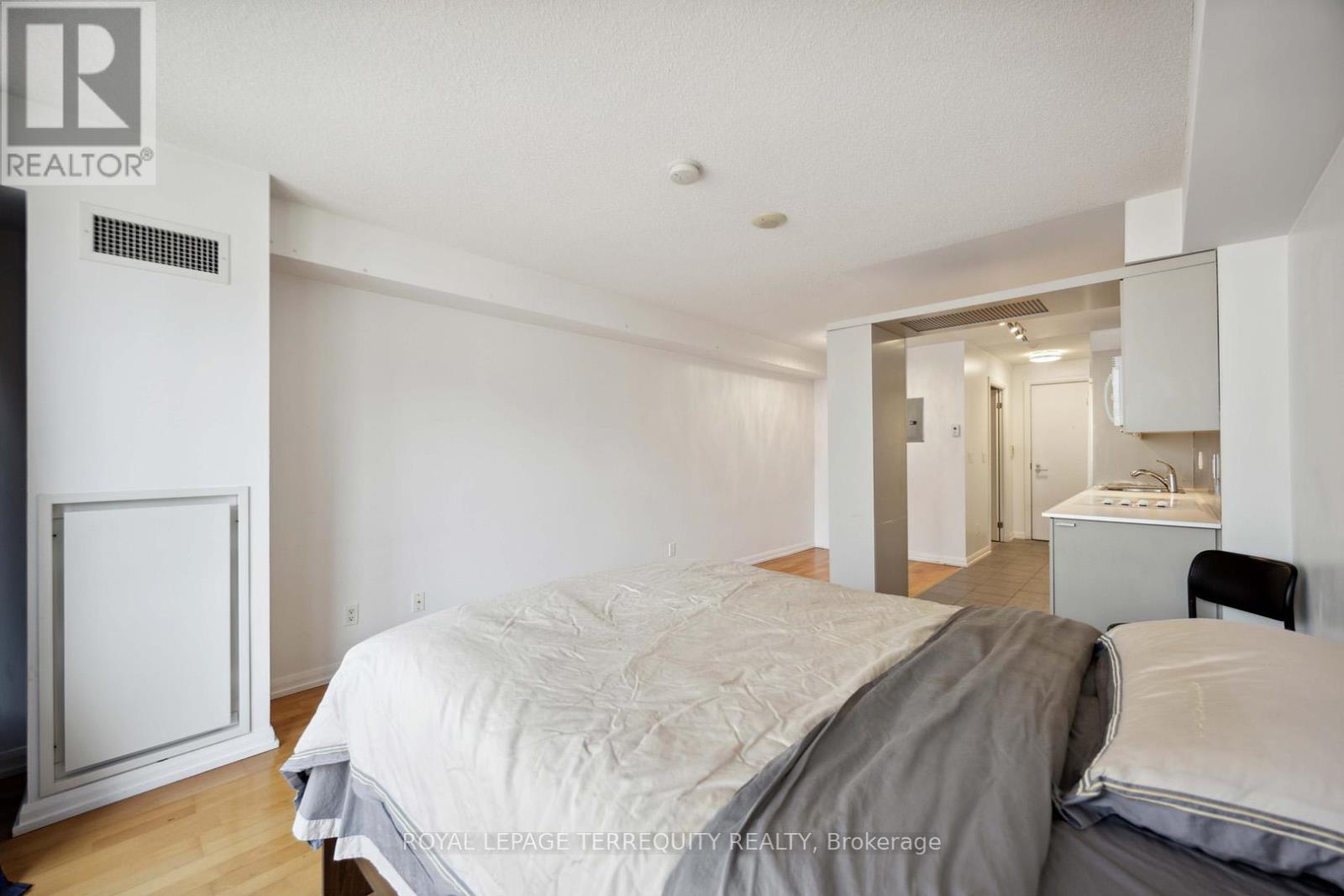 729 - 111 Elizabeth Street, Toronto, Ontario  M5G 1P7 - Photo 10 - C12390614