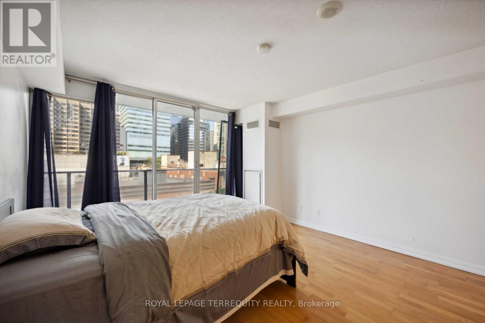 729 - 111 Elizabeth Street, Toronto, Ontario  M5G 1P7 - Photo 12 - C12390614