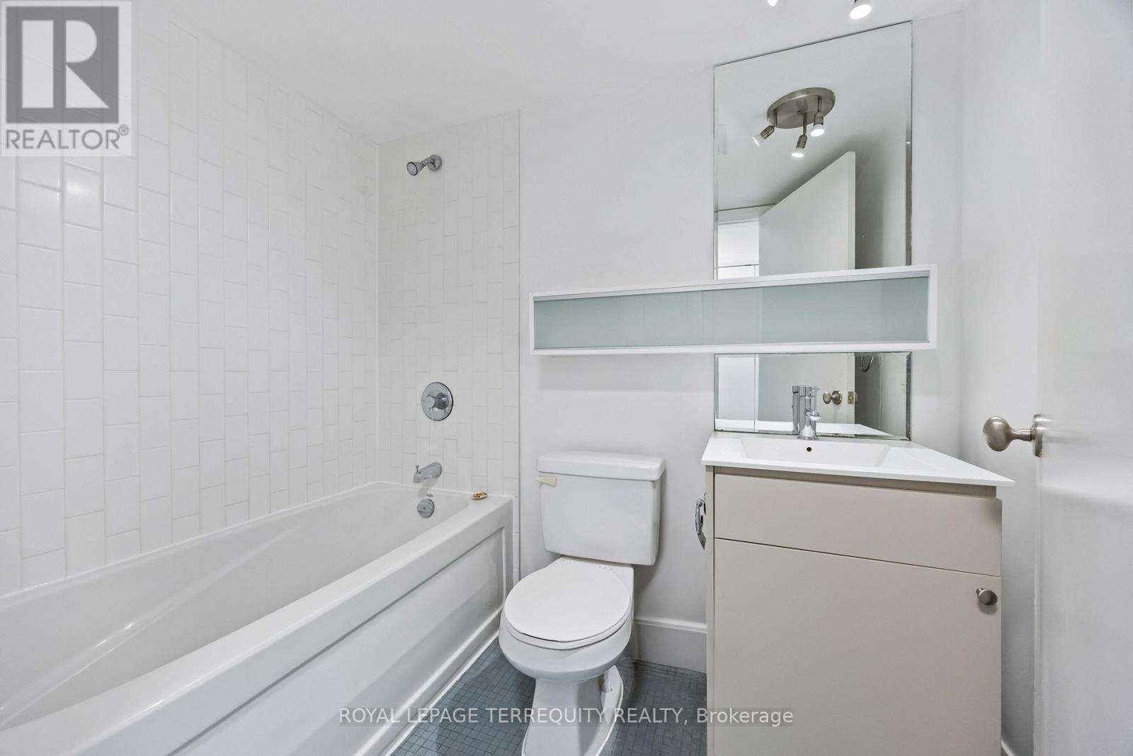 729 - 111 Elizabeth Street, Toronto, Ontario  M5G 1P7 - Photo 14 - C12390614