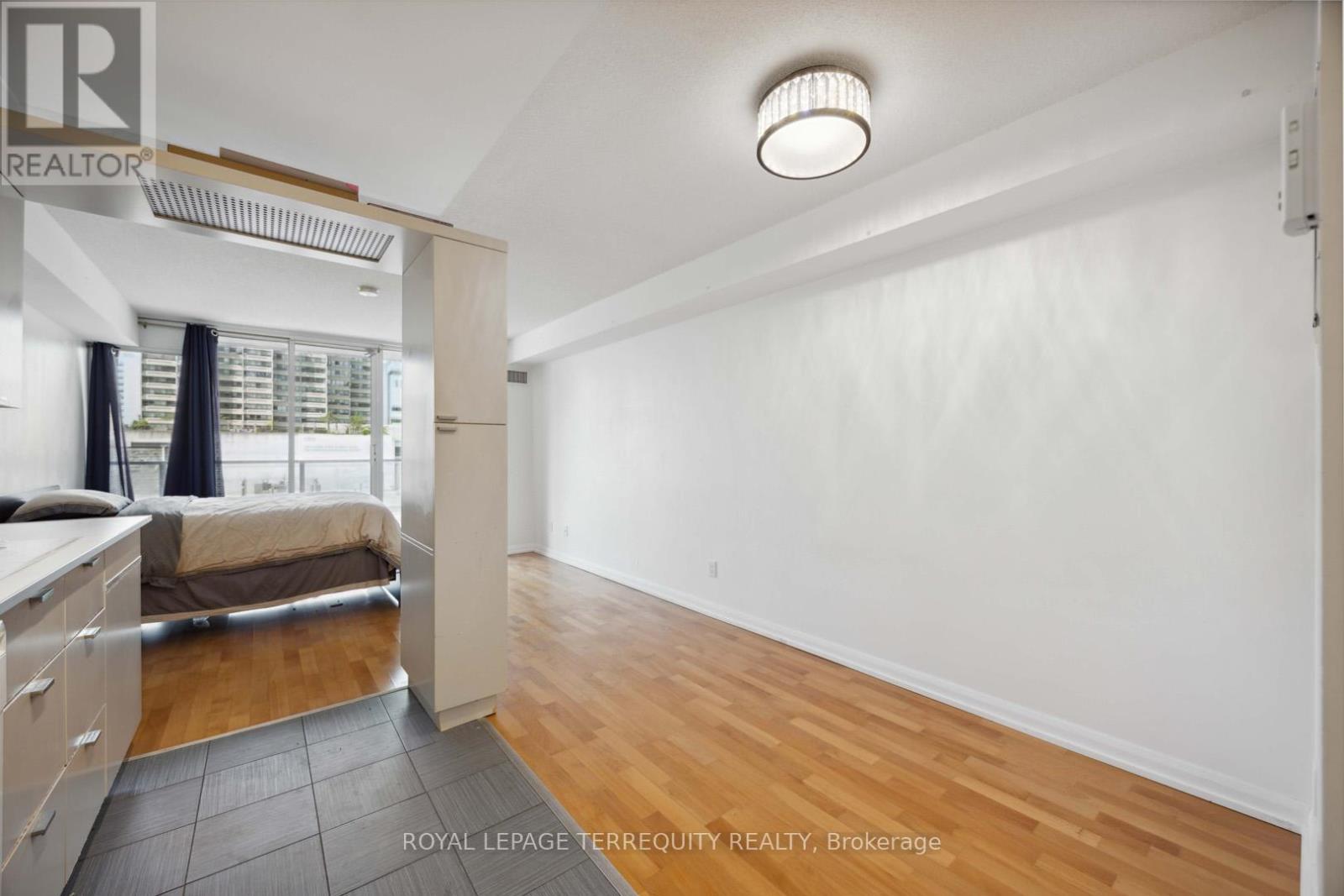 729 - 111 Elizabeth Street, Toronto, Ontario  M5G 1P7 - Photo 3 - C12390614