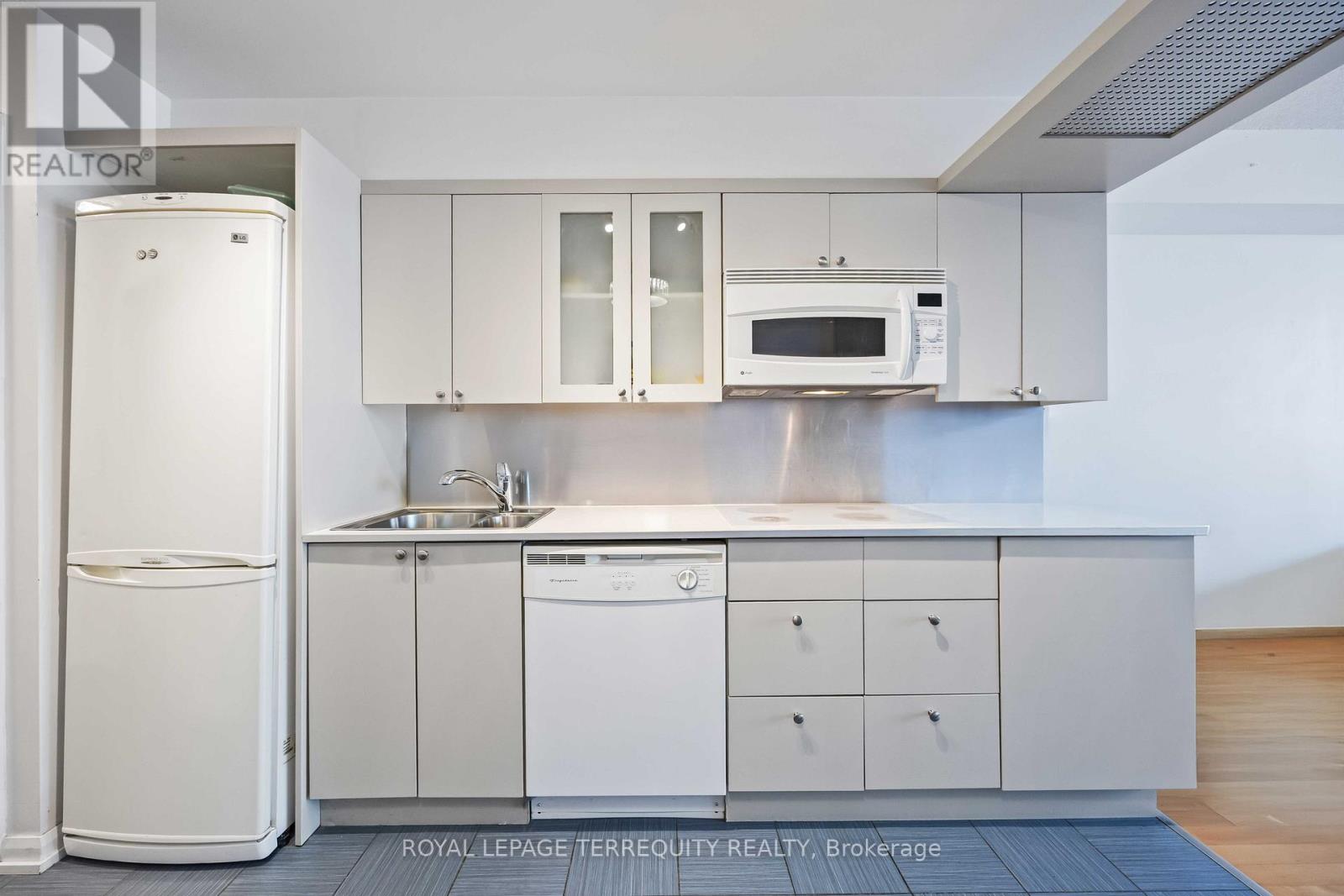 729 - 111 Elizabeth Street, Toronto, Ontario  M5G 1P7 - Photo 4 - C12390614