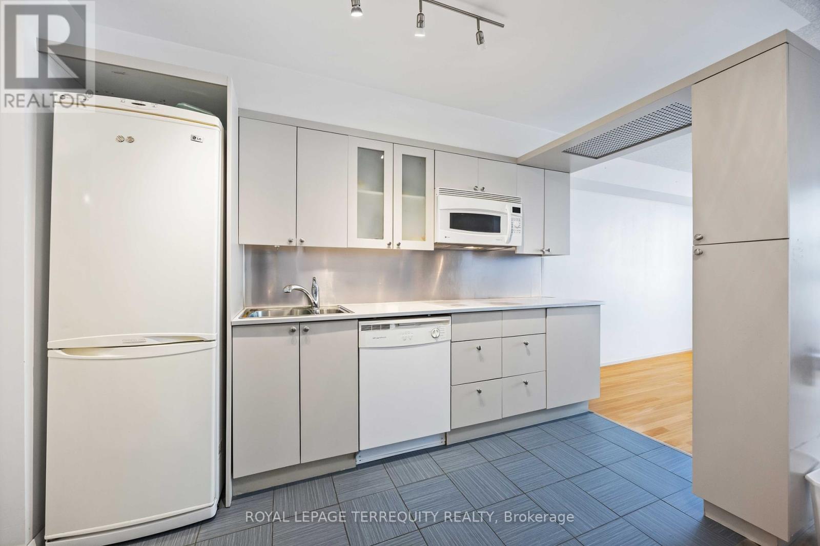 729 - 111 Elizabeth Street, Toronto, Ontario  M5G 1P7 - Photo 5 - C12390614