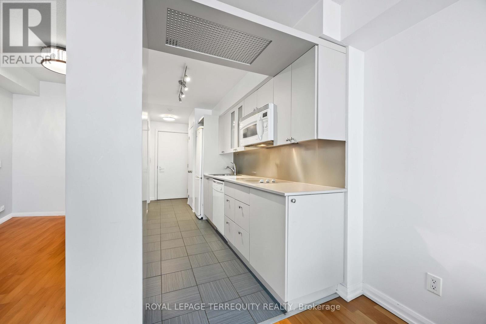 729 - 111 Elizabeth Street, Toronto, Ontario  M5G 1P7 - Photo 6 - C12390614