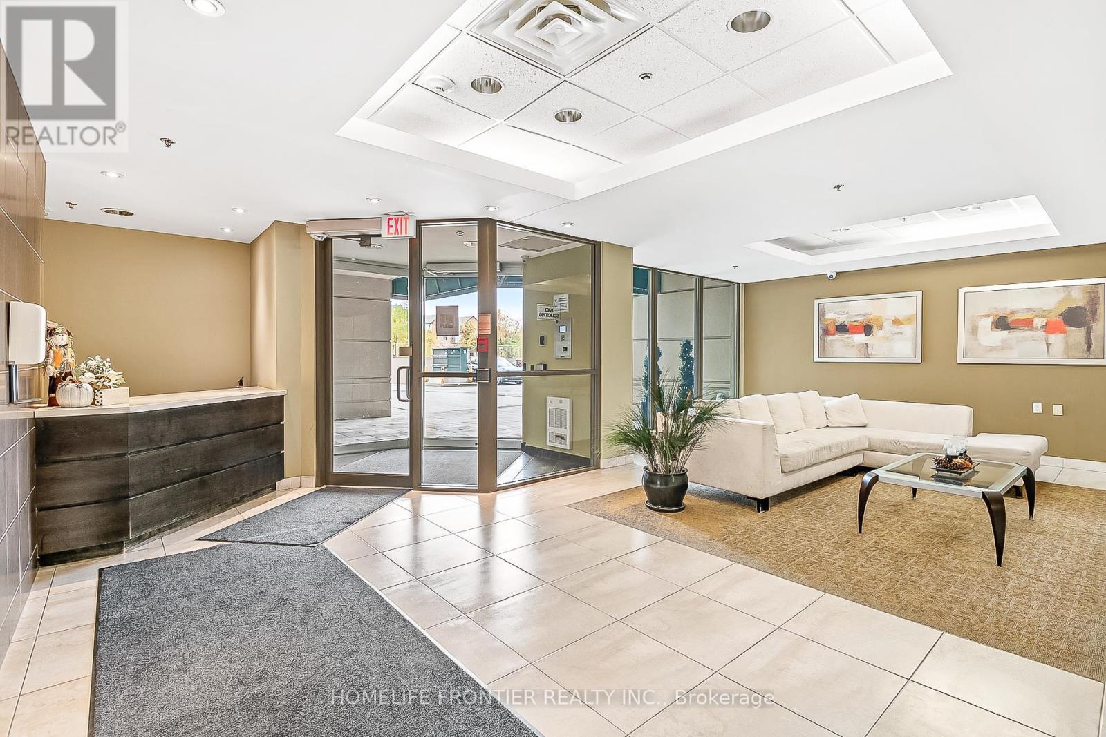 201 - 920 Sheppard Avenue W, Toronto (Bathurst Manor), Ontario  M3H 2T6 - Photo 2 - C12390648