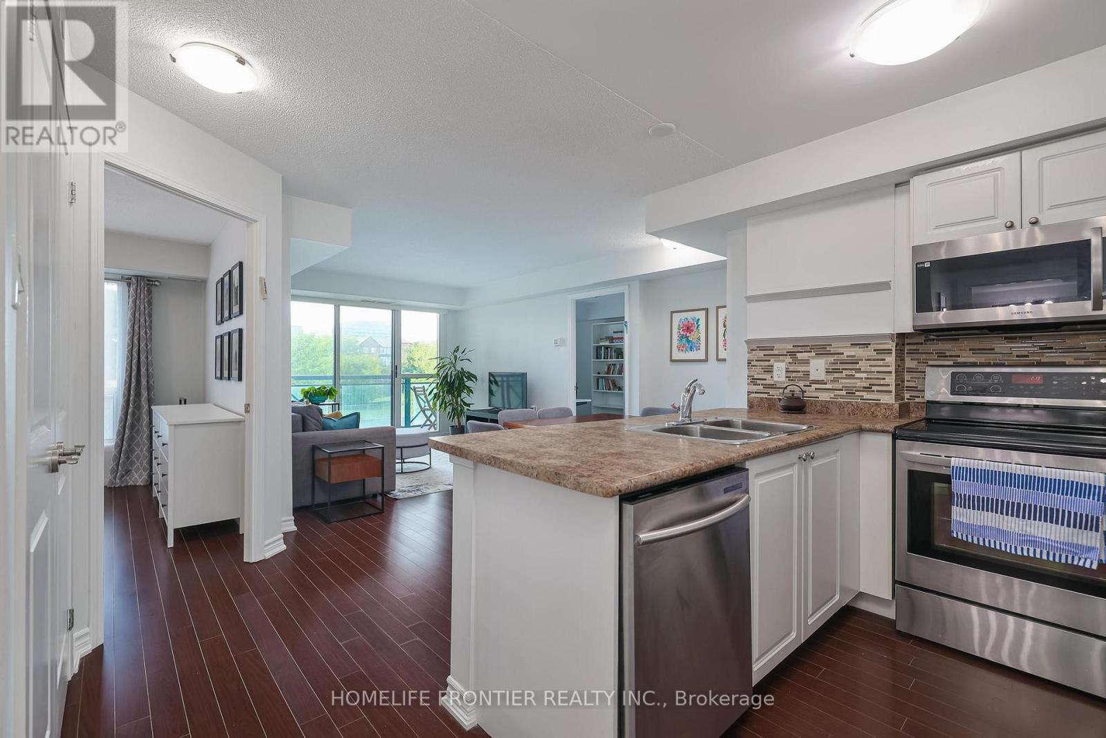 201 - 920 Sheppard Avenue W, Toronto (Bathurst Manor), Ontario  M3H 2T6 - Photo 5 - C12390648
