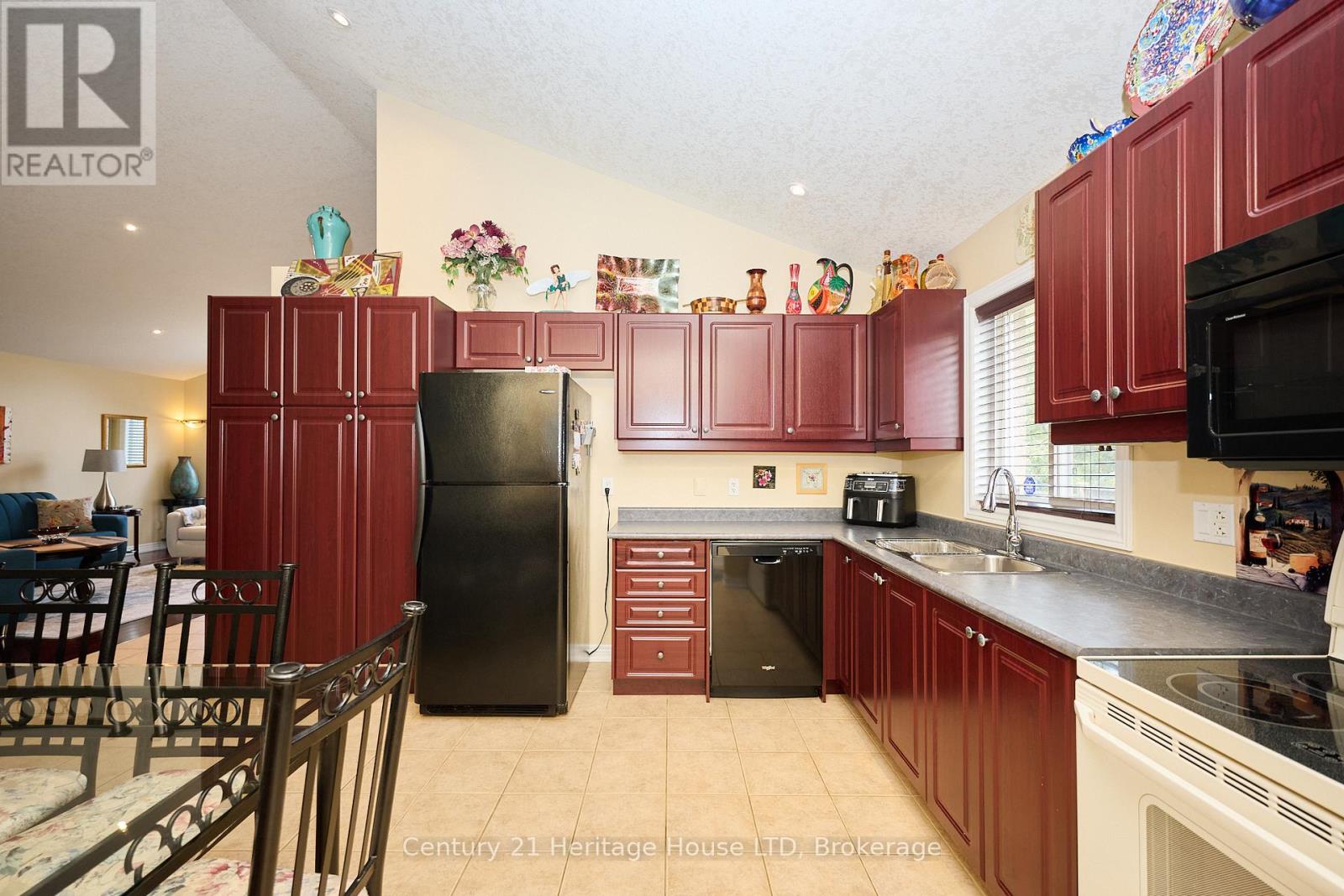 222 Dorchester Drive, Grimsby, Ontario  L3M 5K8 - Photo 10 - X12335197