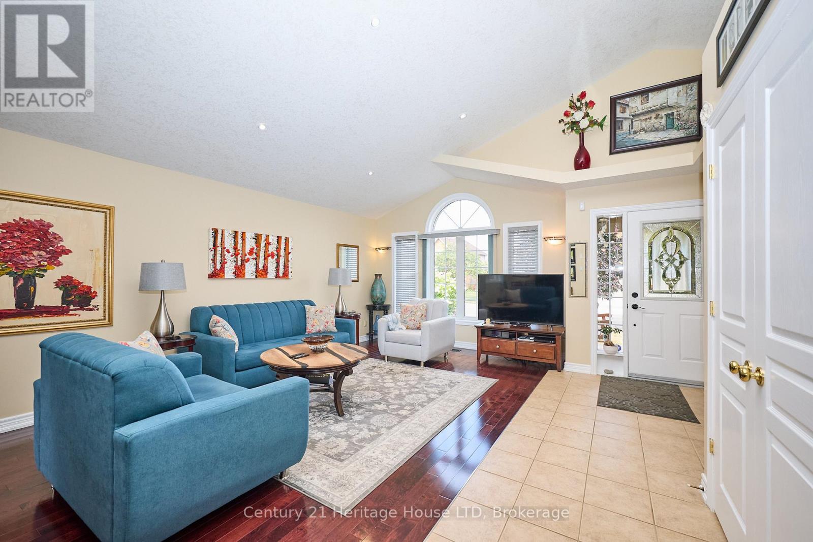 222 Dorchester Drive, Grimsby, Ontario  L3M 5K8 - Photo 4 - X12335197