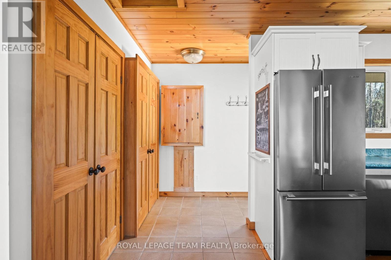 510 31a Clear Lake Lane, Tay Valley, Ontario  K0H 2B0 - Photo 7 - X12390823