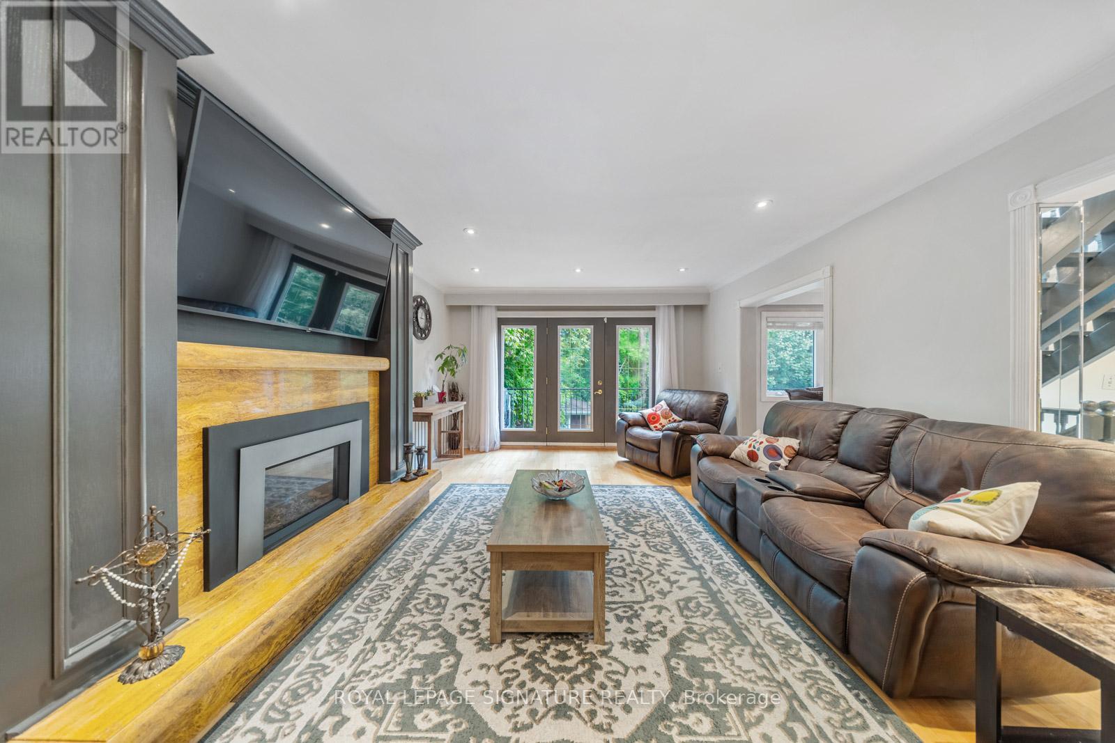 63 Collingdale Road, Toronto, Ontario  M9V 3R2 - Photo 8 - W12390613