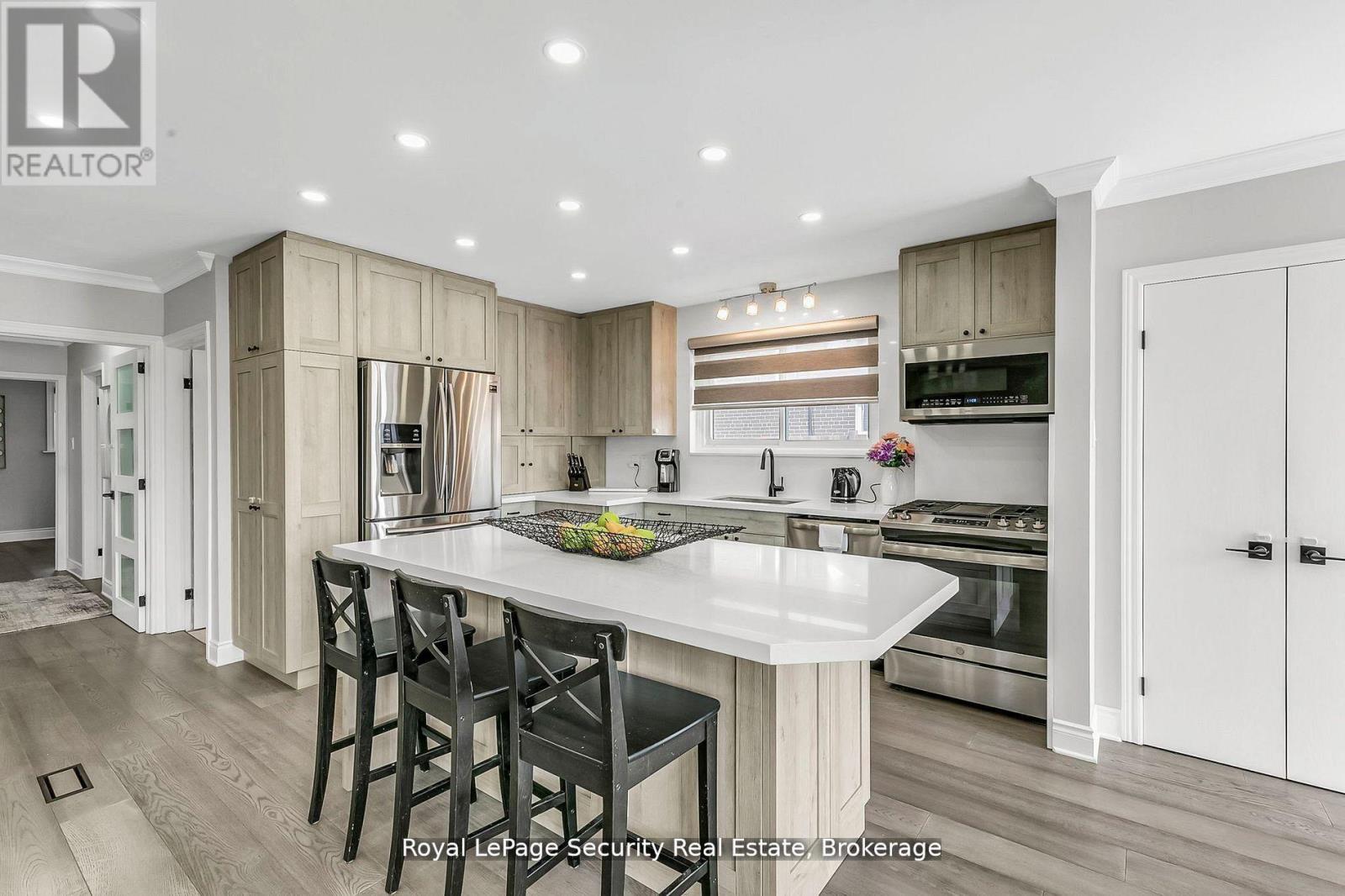 245 Avondale Boulevard, Brampton (Avondale), Ontario  L6T 1J3 - Photo 11 - W12390630