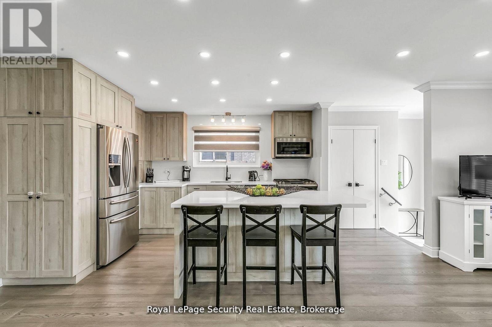 245 Avondale Boulevard, Brampton (Avondale), Ontario  L6T 1J3 - Photo 12 - W12390630
