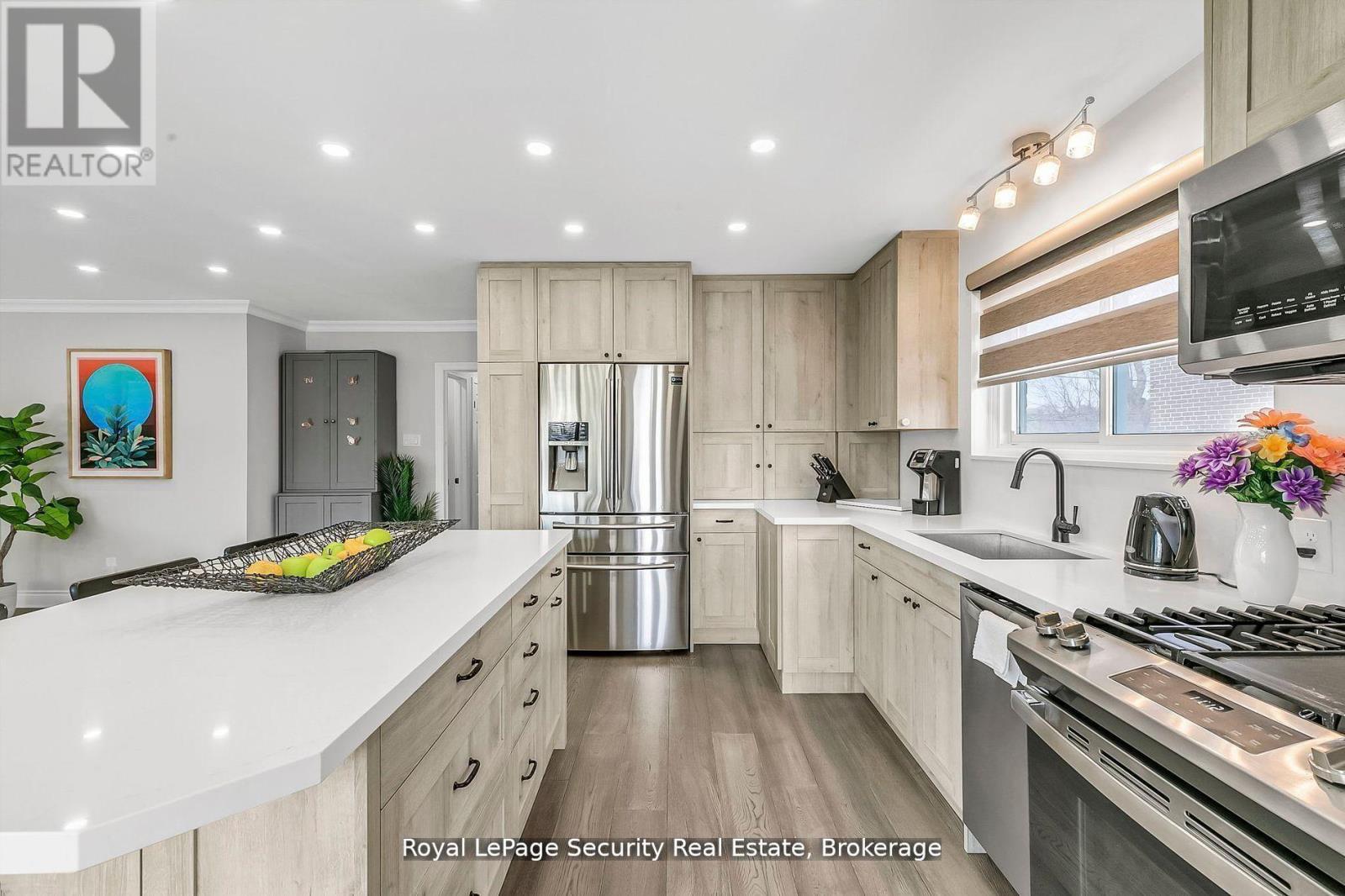 245 Avondale Boulevard, Brampton (Avondale), Ontario  L6T 1J3 - Photo 13 - W12390630