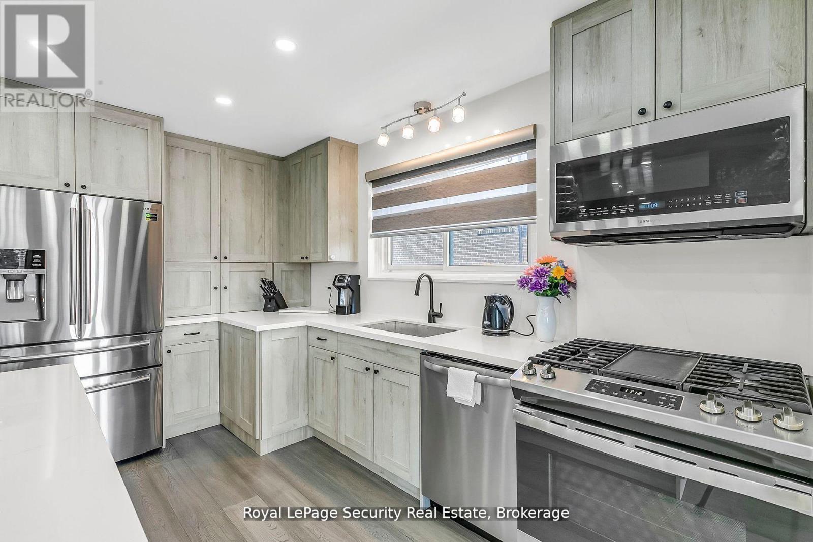 245 Avondale Boulevard, Brampton (Avondale), Ontario  L6T 1J3 - Photo 14 - W12390630