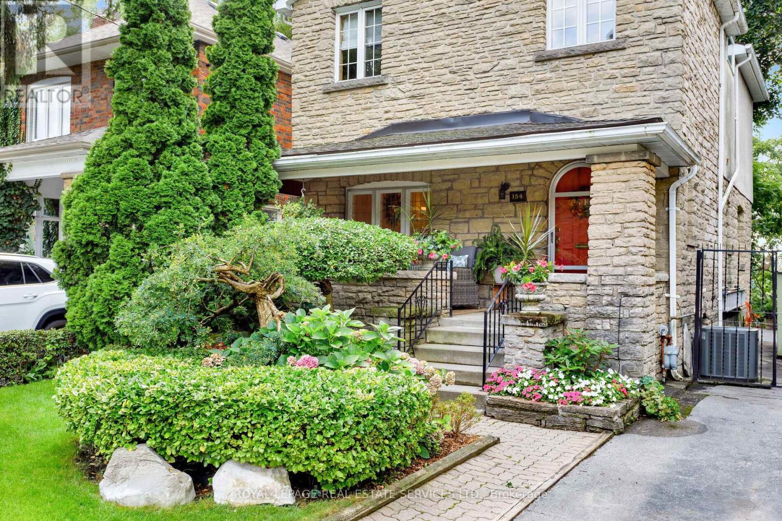 Property at 154 HUMBERCREST BOULEVARD image 2
