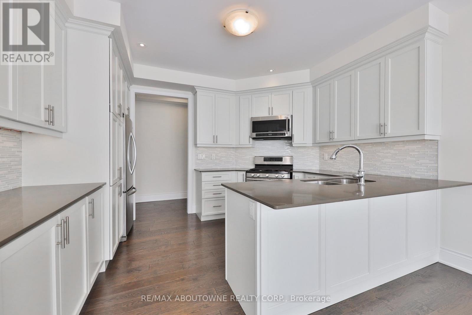 2163 Vineland Crescent, Oakville, Ontario  L6H 0J6 - Photo 11 - W12390646