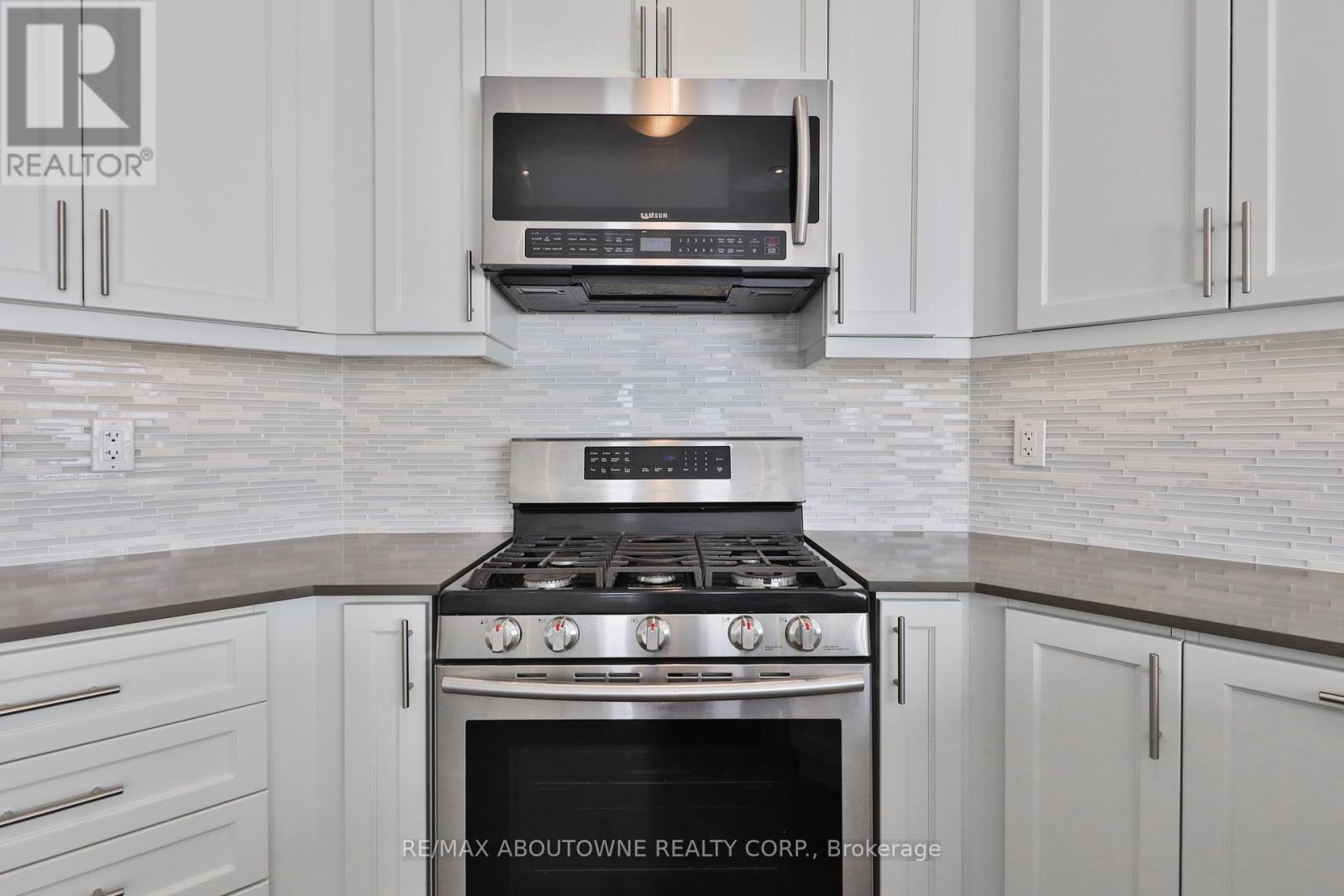 2163 Vineland Crescent, Oakville, Ontario  L6H 0J6 - Photo 13 - W12390646