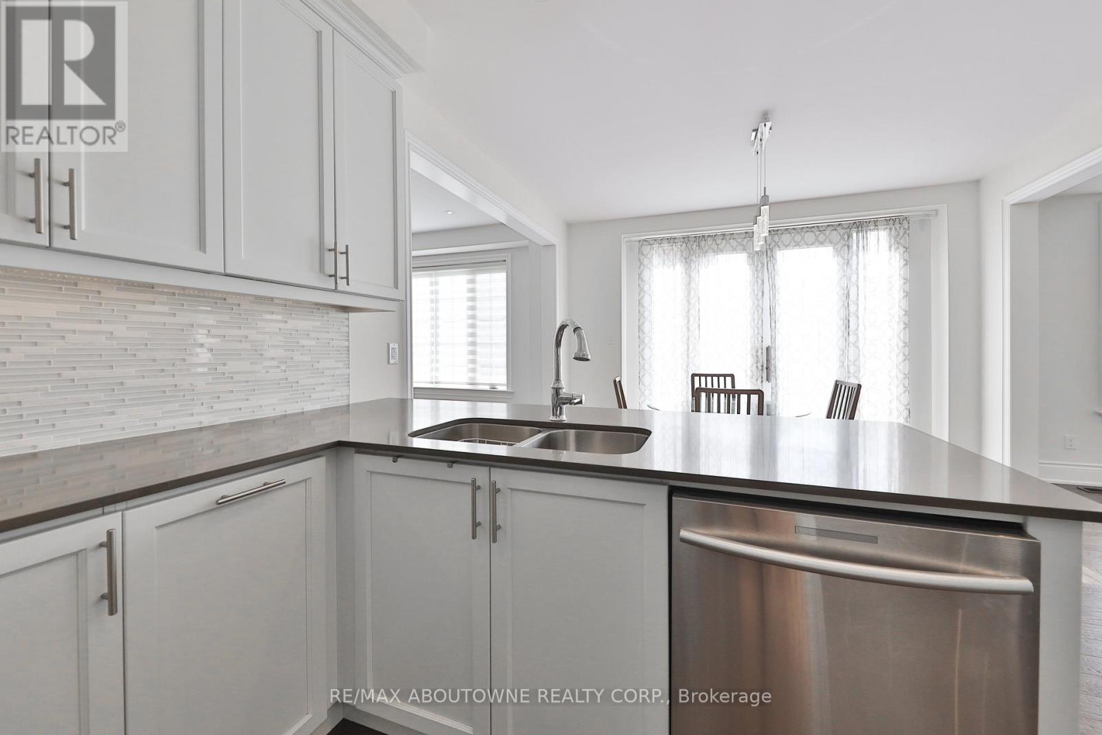 2163 Vineland Crescent, Oakville, Ontario  L6H 0J6 - Photo 14 - W12390646