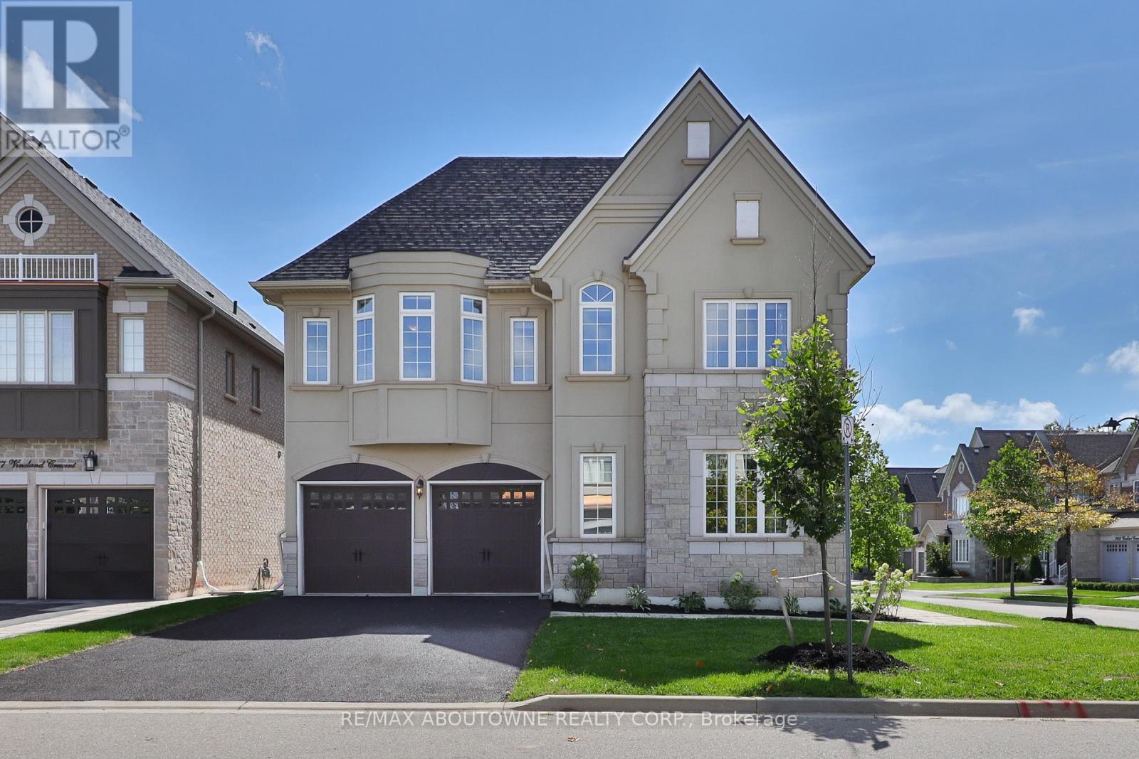 2163 Vineland Crescent, Oakville, Ontario  L6H 0J6 - Photo 3 - W12390646