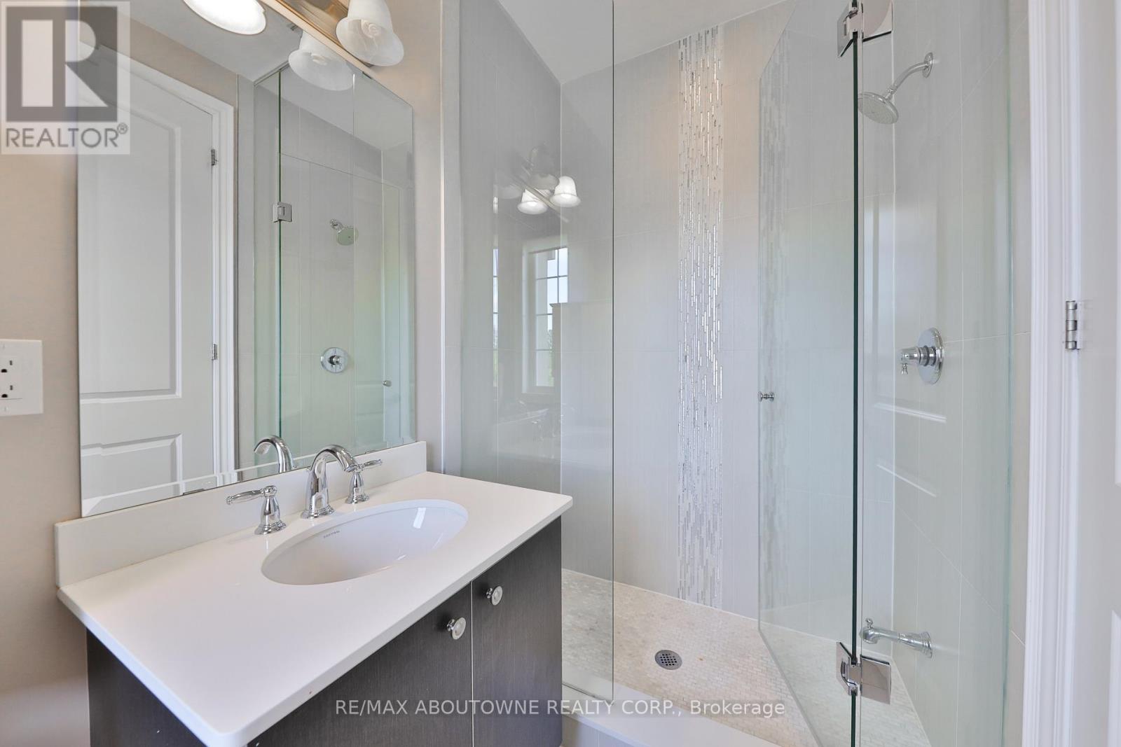 2163 Vineland Crescent, Oakville, Ontario  L6H 0J6 - Photo 34 - W12390646