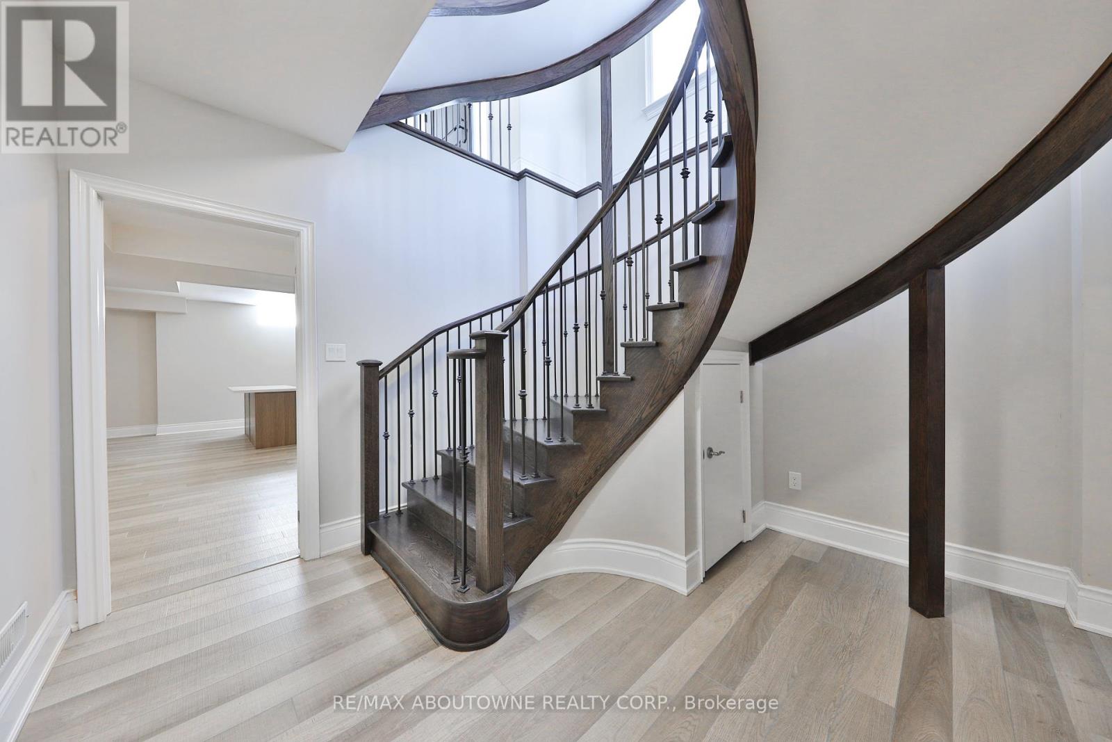 2163 Vineland Crescent, Oakville, Ontario  L6H 0J6 - Photo 38 - W12390646