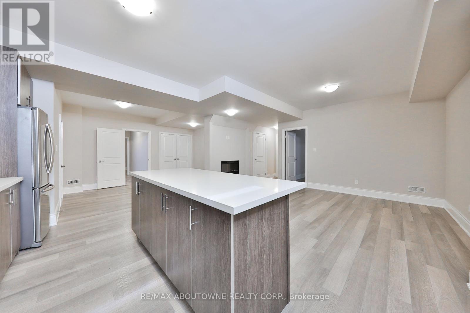 2163 Vineland Crescent, Oakville, Ontario  L6H 0J6 - Photo 39 - W12390646