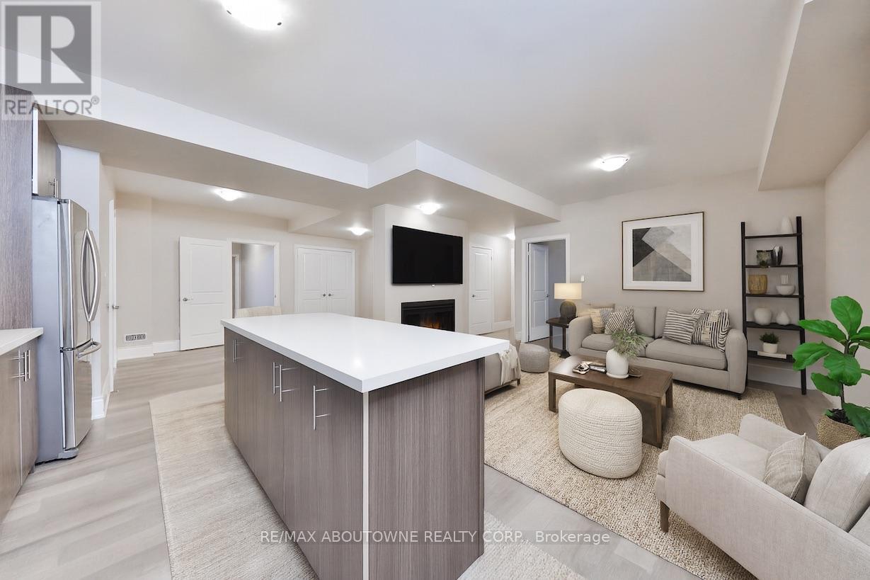 2163 Vineland Crescent, Oakville, Ontario  L6H 0J6 - Photo 40 - W12390646