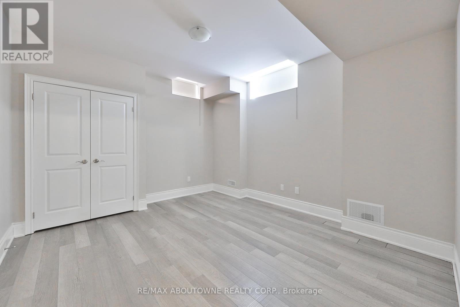 2163 Vineland Crescent, Oakville, Ontario  L6H 0J6 - Photo 45 - W12390646