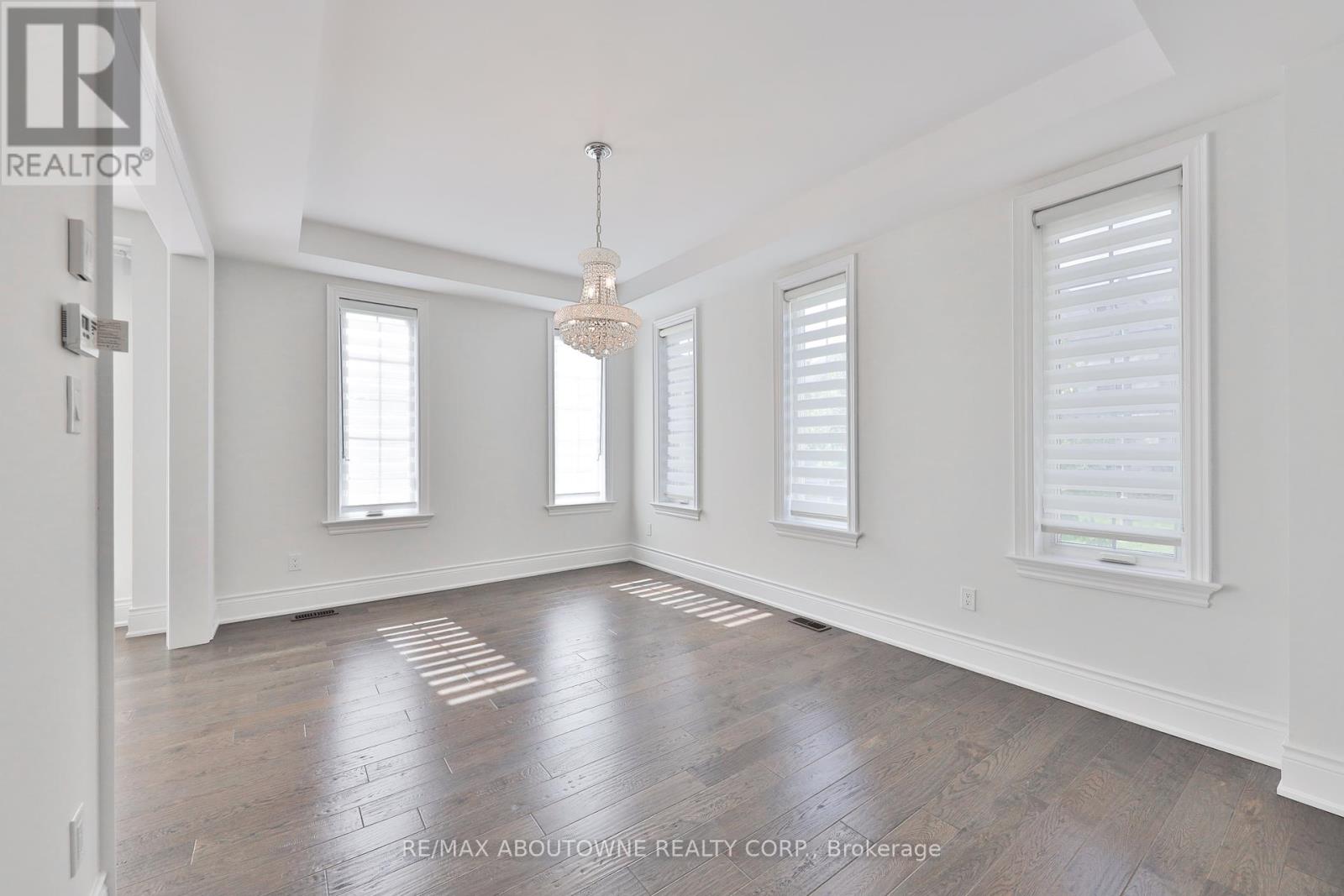2163 Vineland Crescent, Oakville, Ontario  L6H 0J6 - Photo 6 - W12390646