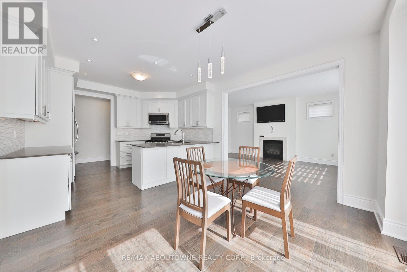 2163 Vineland Crescent, Oakville, Ontario  L6H 0J6 - Photo 9 - W12390646