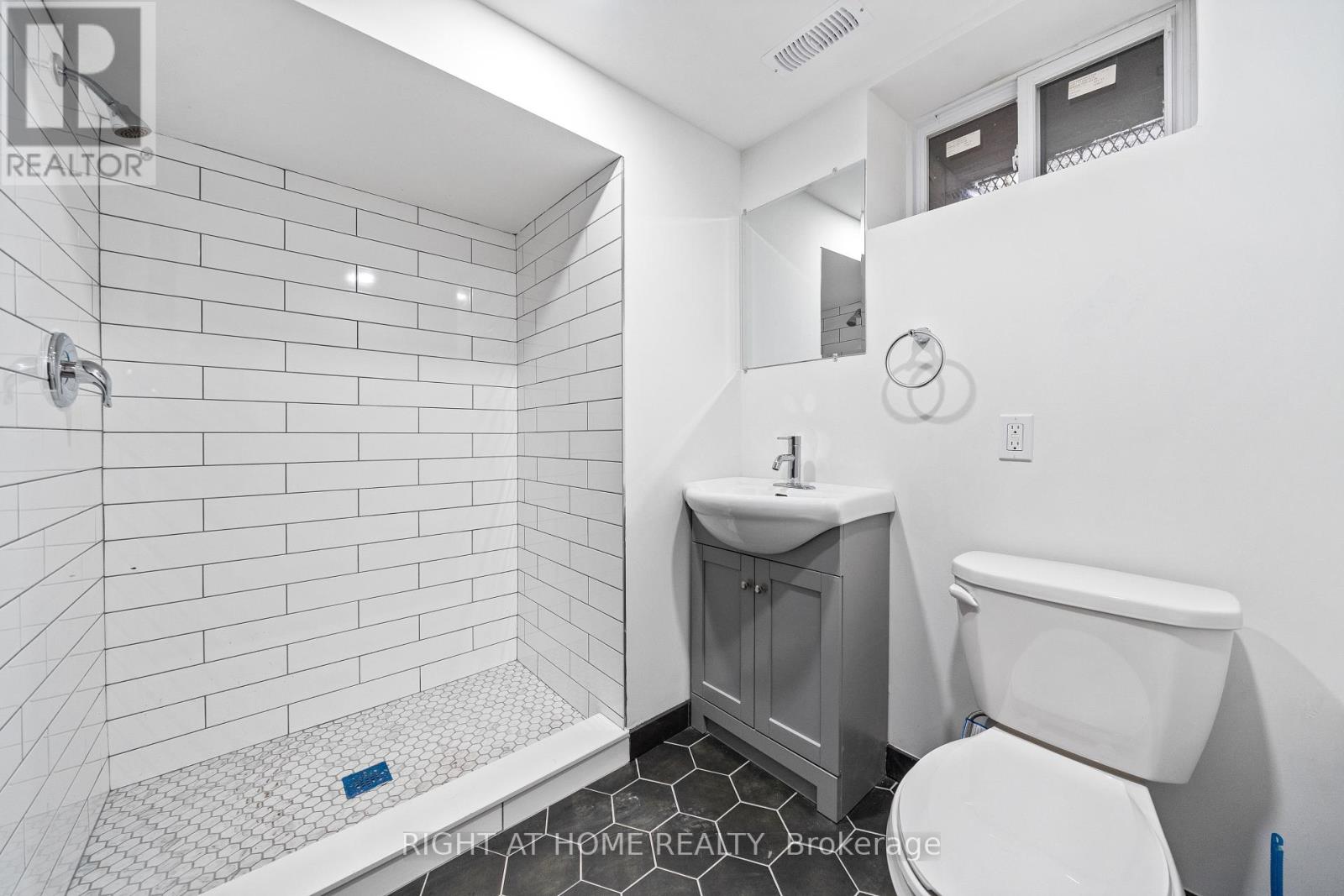 32 Britannia Avenue, Hamilton, Ontario  L8H 1W4 - Photo 39 - X12390673
