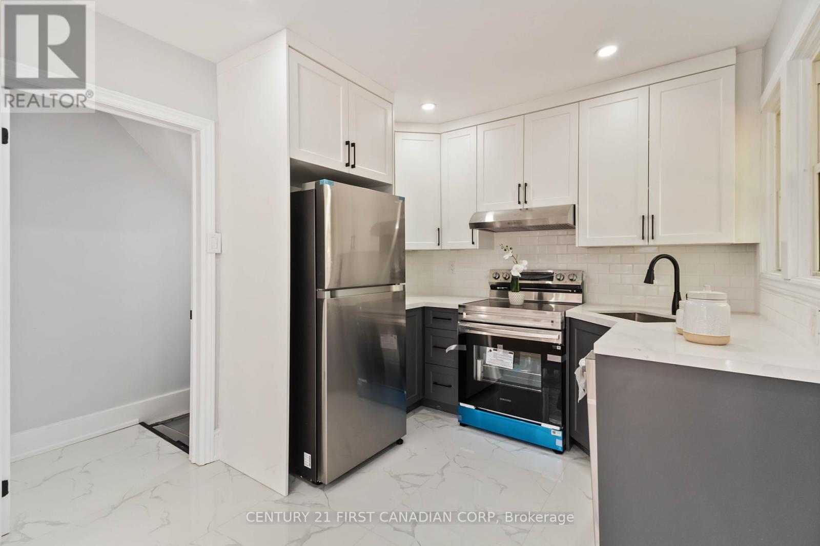 122 Windsor Crescent, London South (South F), Ontario  N6C 1V8 - Photo 10 - X12391002