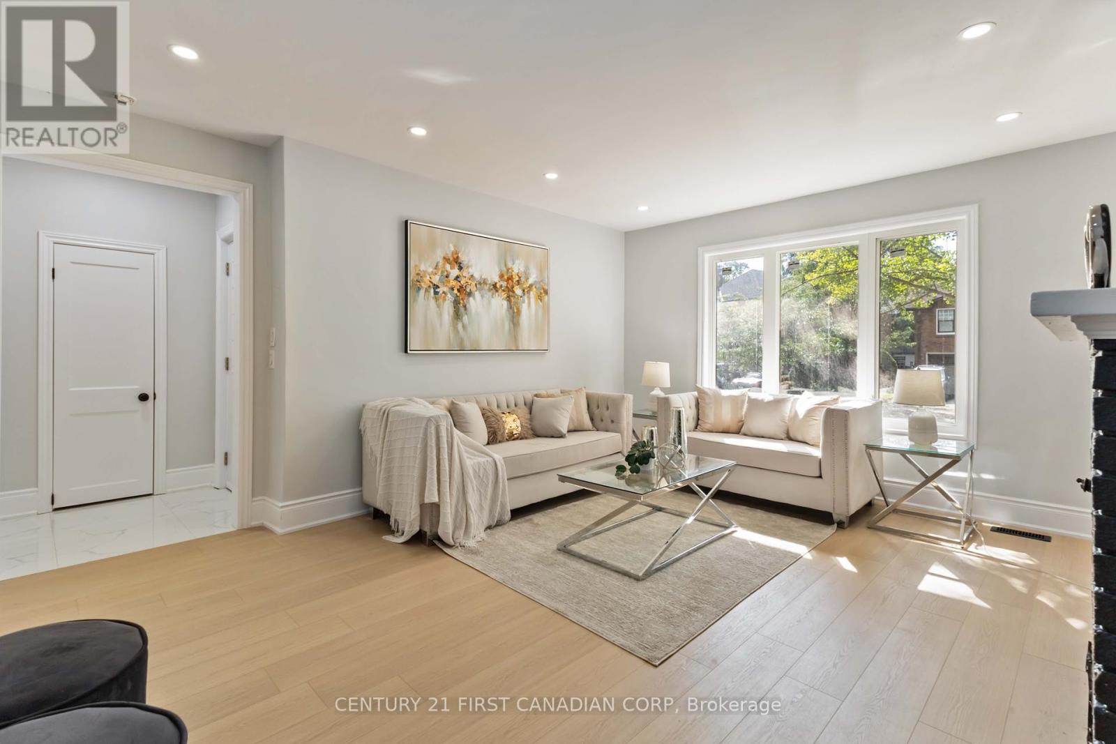 122 Windsor Crescent, London South (South F), Ontario  N6C 1V8 - Photo 4 - X12391002