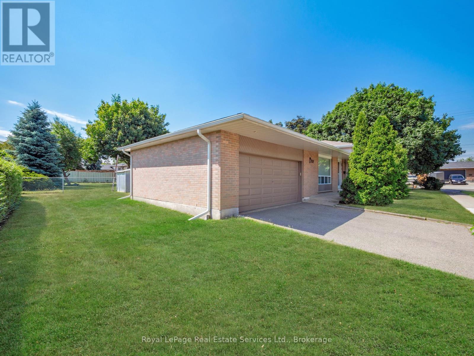 1 Mosswood Lane, Toronto, Ontario  M9V 1M3 - Photo 3 - W12391008