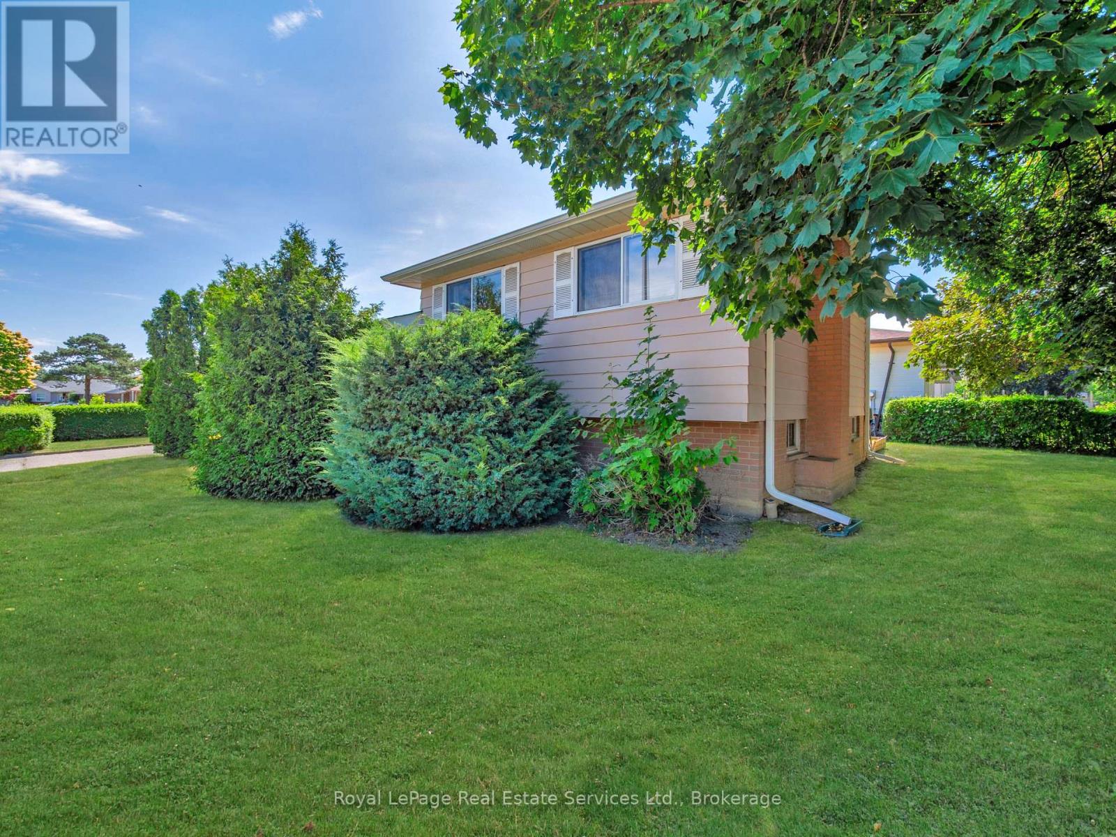 1 Mosswood Lane, Toronto, Ontario  M9V 1M3 - Photo 4 - W12391008