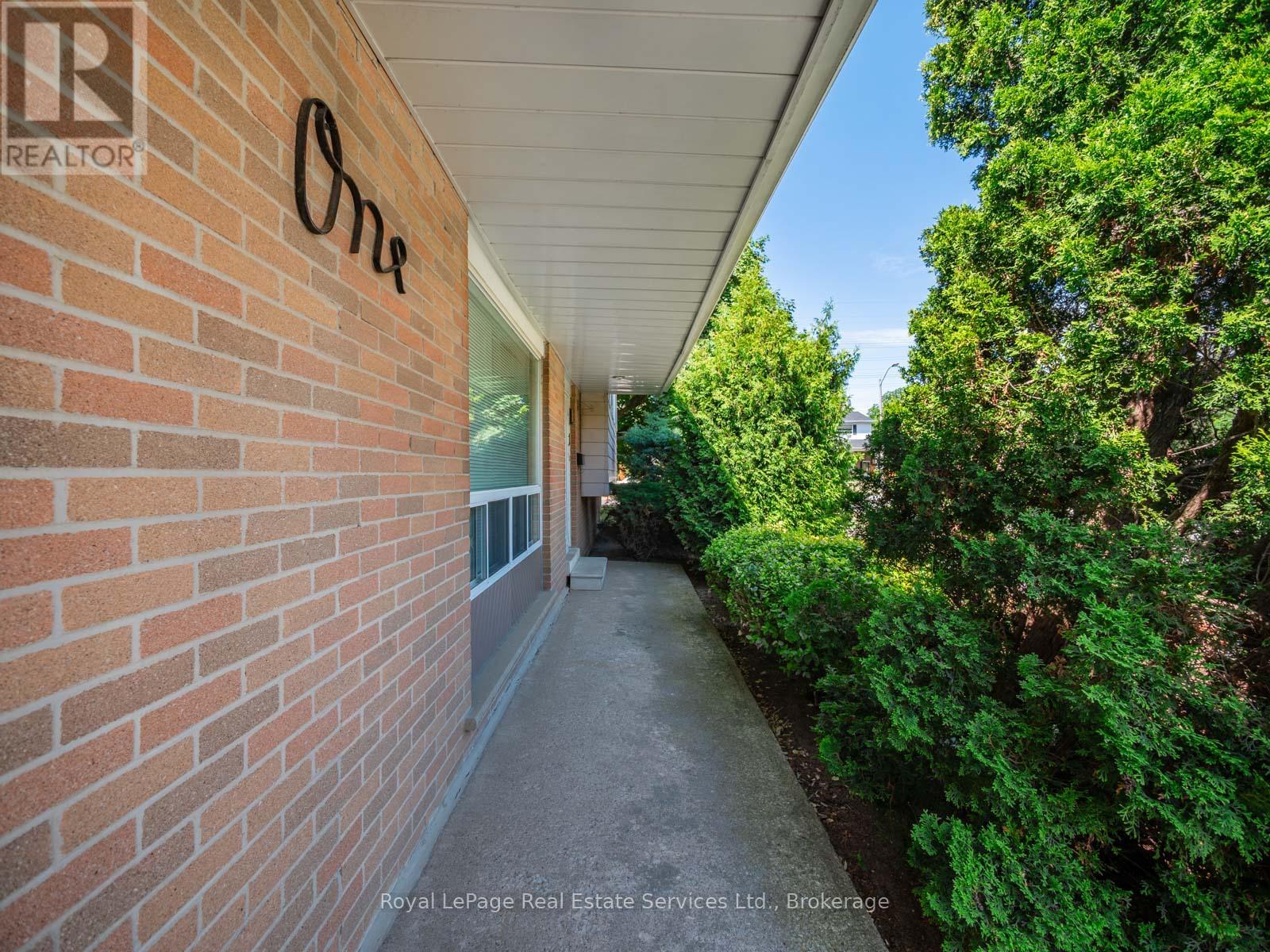 1 Mosswood Lane, Toronto, Ontario  M9V 1M3 - Photo 5 - W12391008